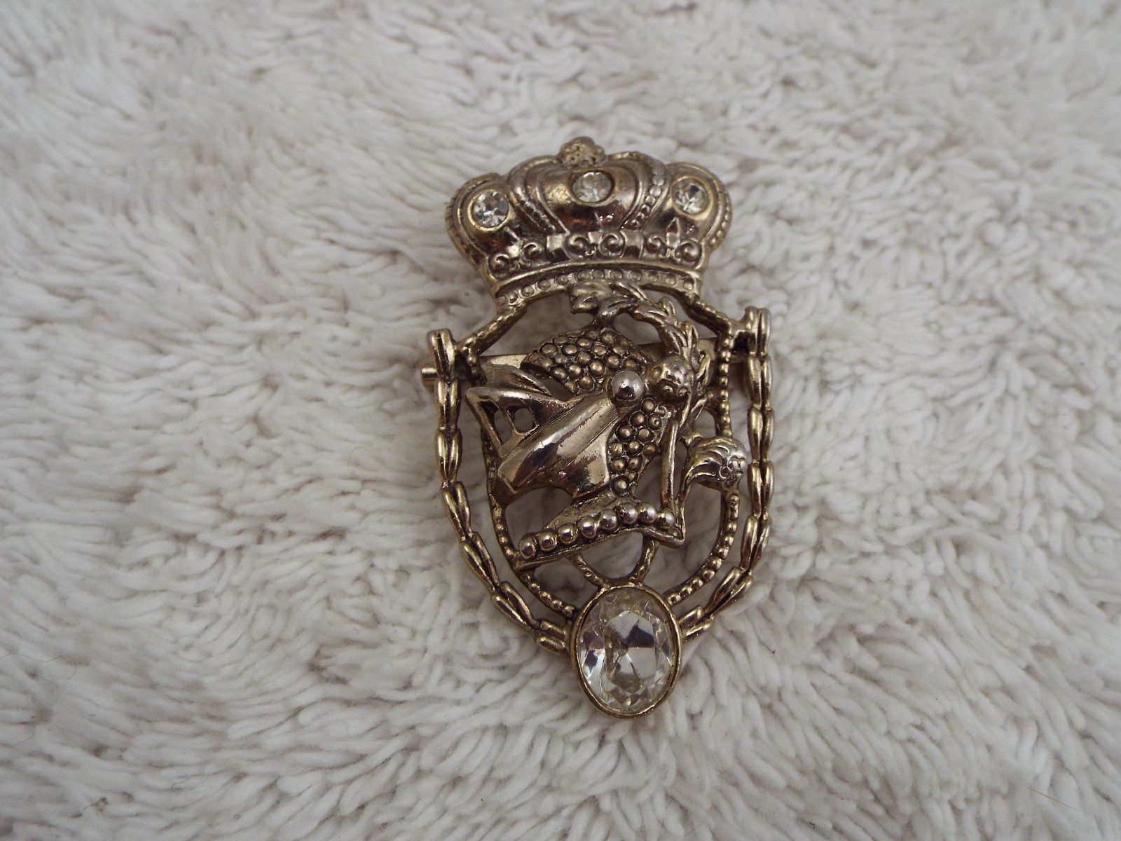 Goldtone Rhinestone Shield Crest Medieval Knight Helmet Crown Pin (B3)
