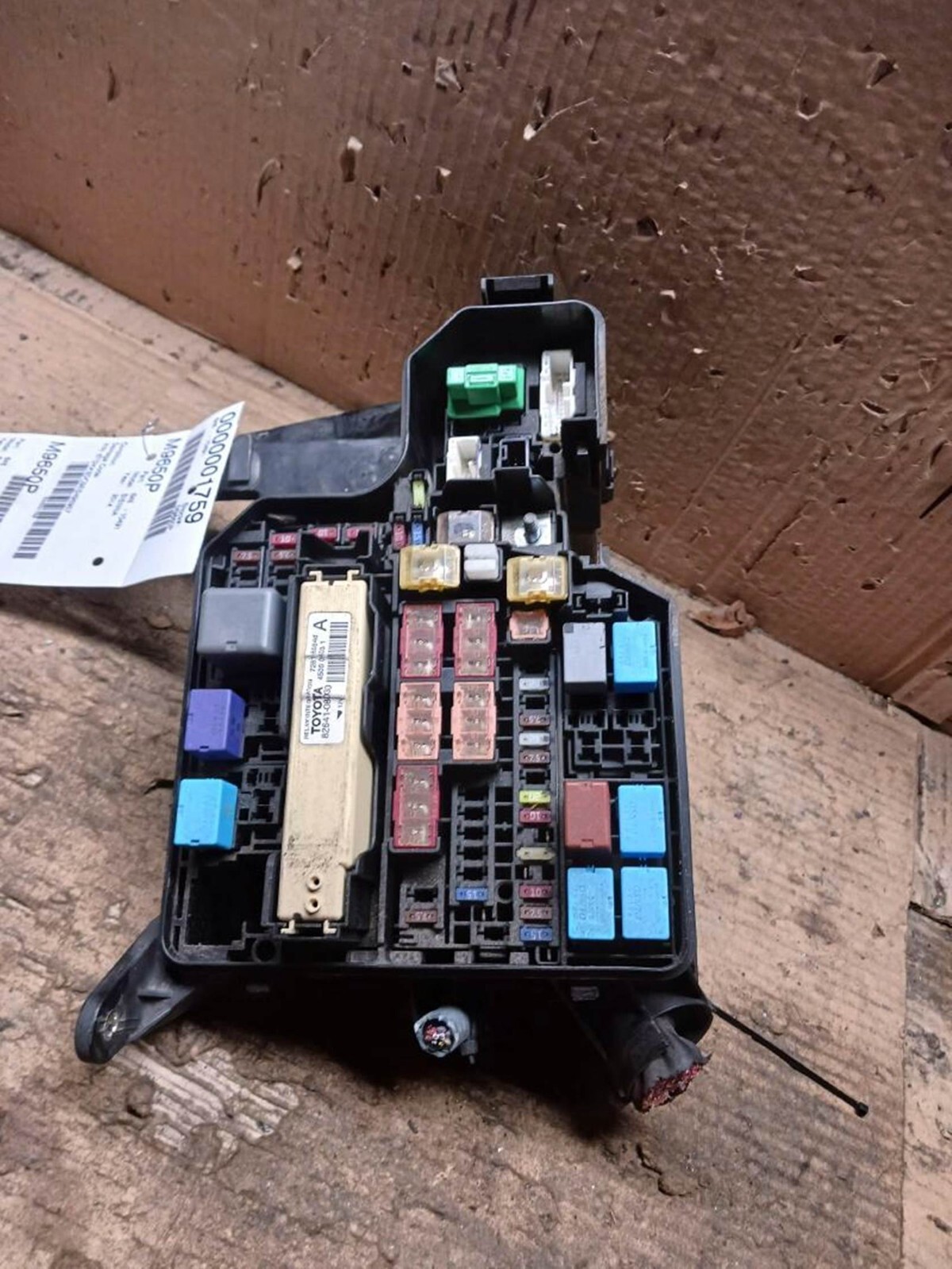 2011-2016 Toyota Sienna Engine Fuse Box