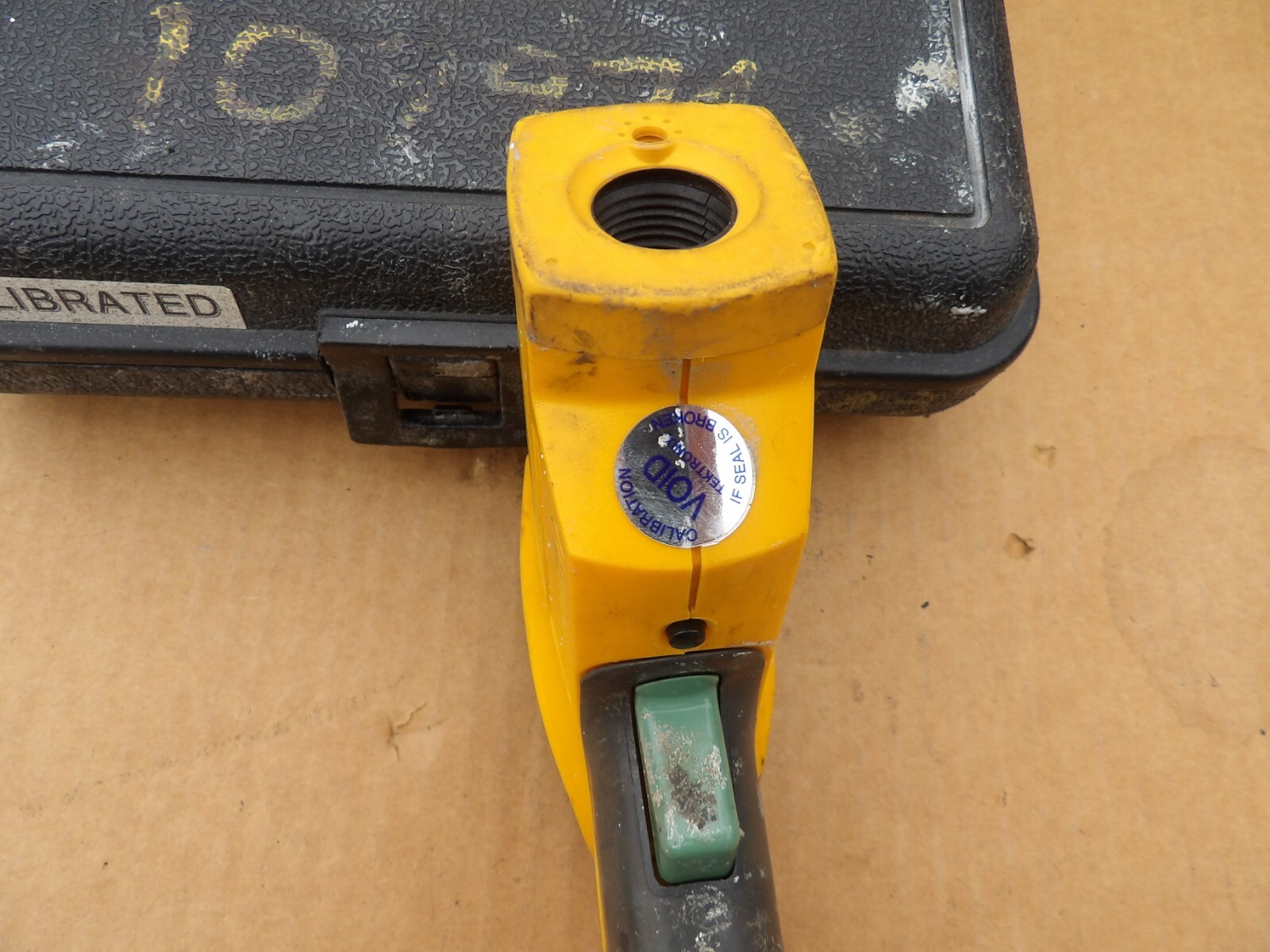 USED Working FLUKE 63 IR Thermometer with Case