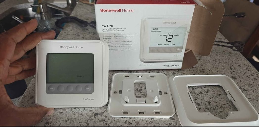 Honeywell T4 Pro Programmable Thermostat TH4110U2005