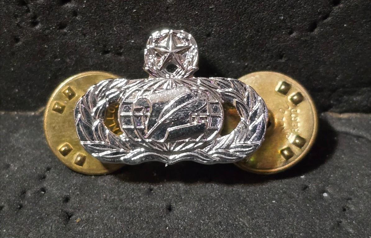 Mini Anodized USAF Master Administration Occupational Badge Hat pin / Lapel Pin