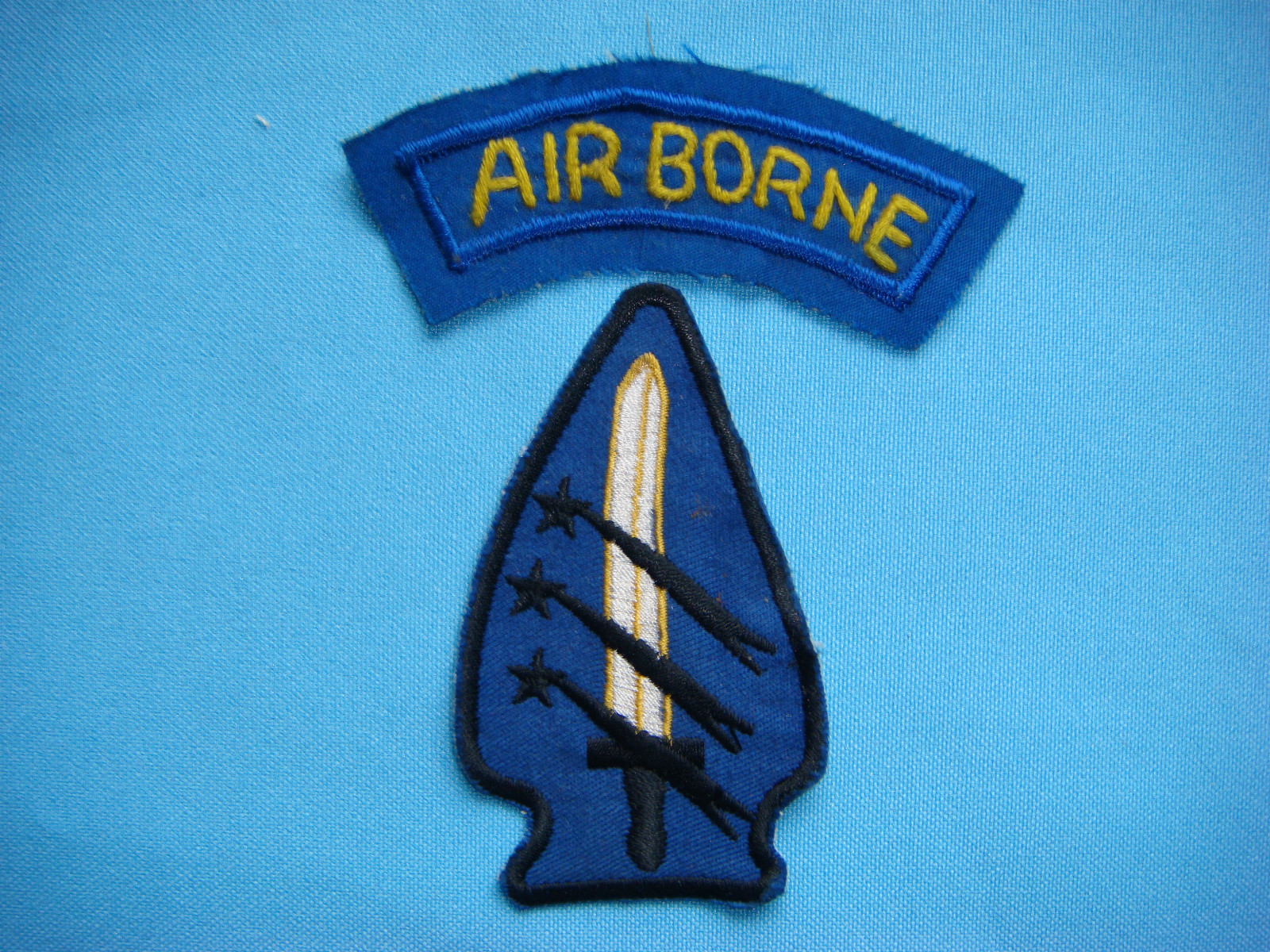 VIETNAM WAR  2 US TAB + AIRBORNE PATCH