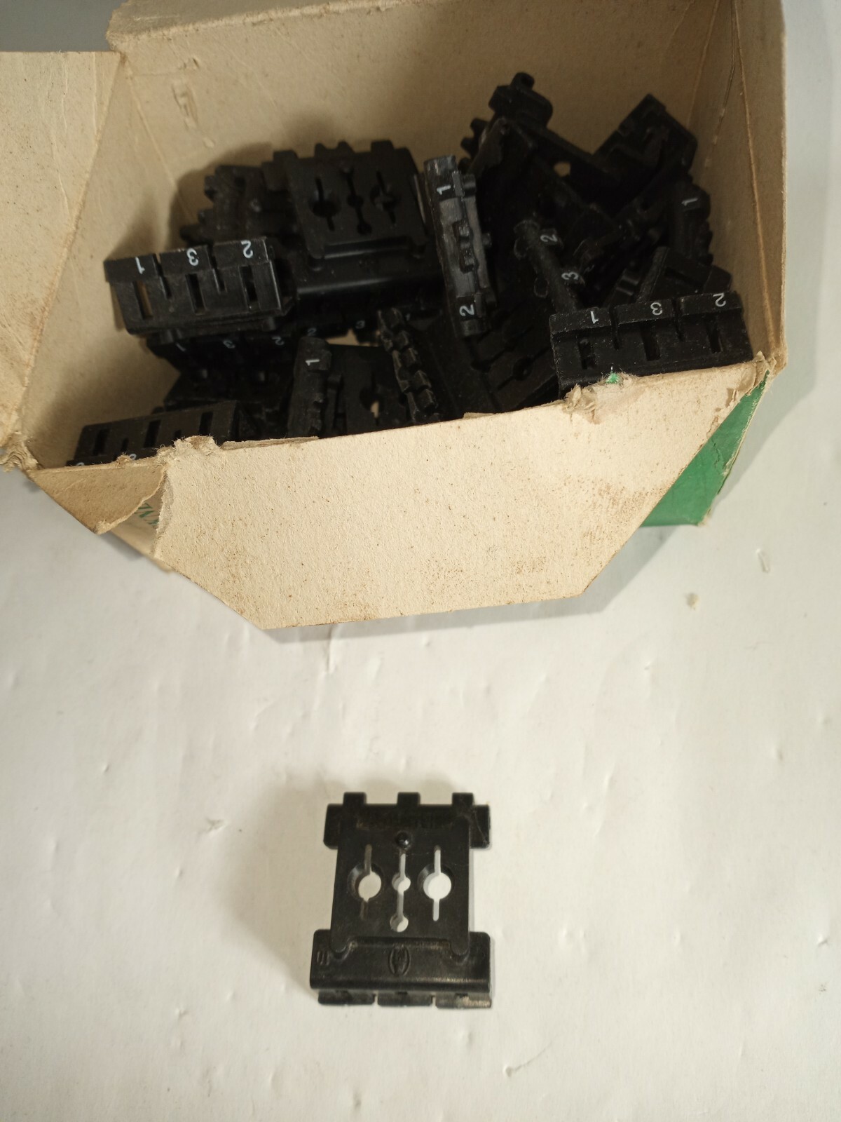 NEW LOT OF 24 GENUINE KLOCKNER-MOELLER BE3C M22 ADAPTERS FOR BASE MOUNTING