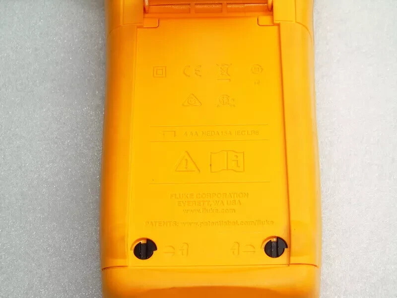 VGC FLUKE 724 TEMPERATURE MULTIFUNCTION PROCESS CALIBRATOR WITH BOX & PAPERS