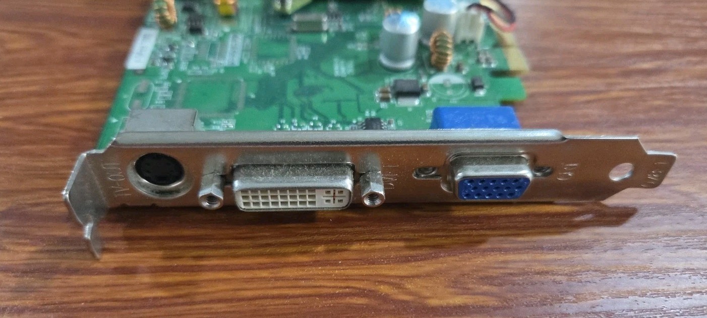 VINTAGE E-GEFORCE 7300GS GRAPHICS DISPLAY CARD PCI *D5