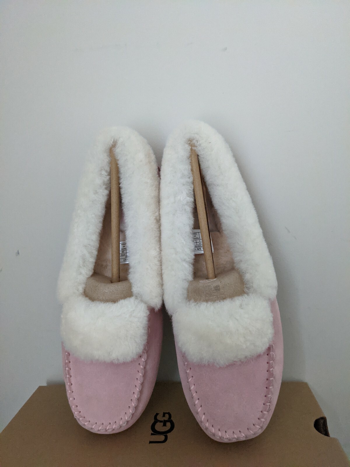 Ugg Australia Womens Dakota Spill Seam  moccasin  Size 8 NIB