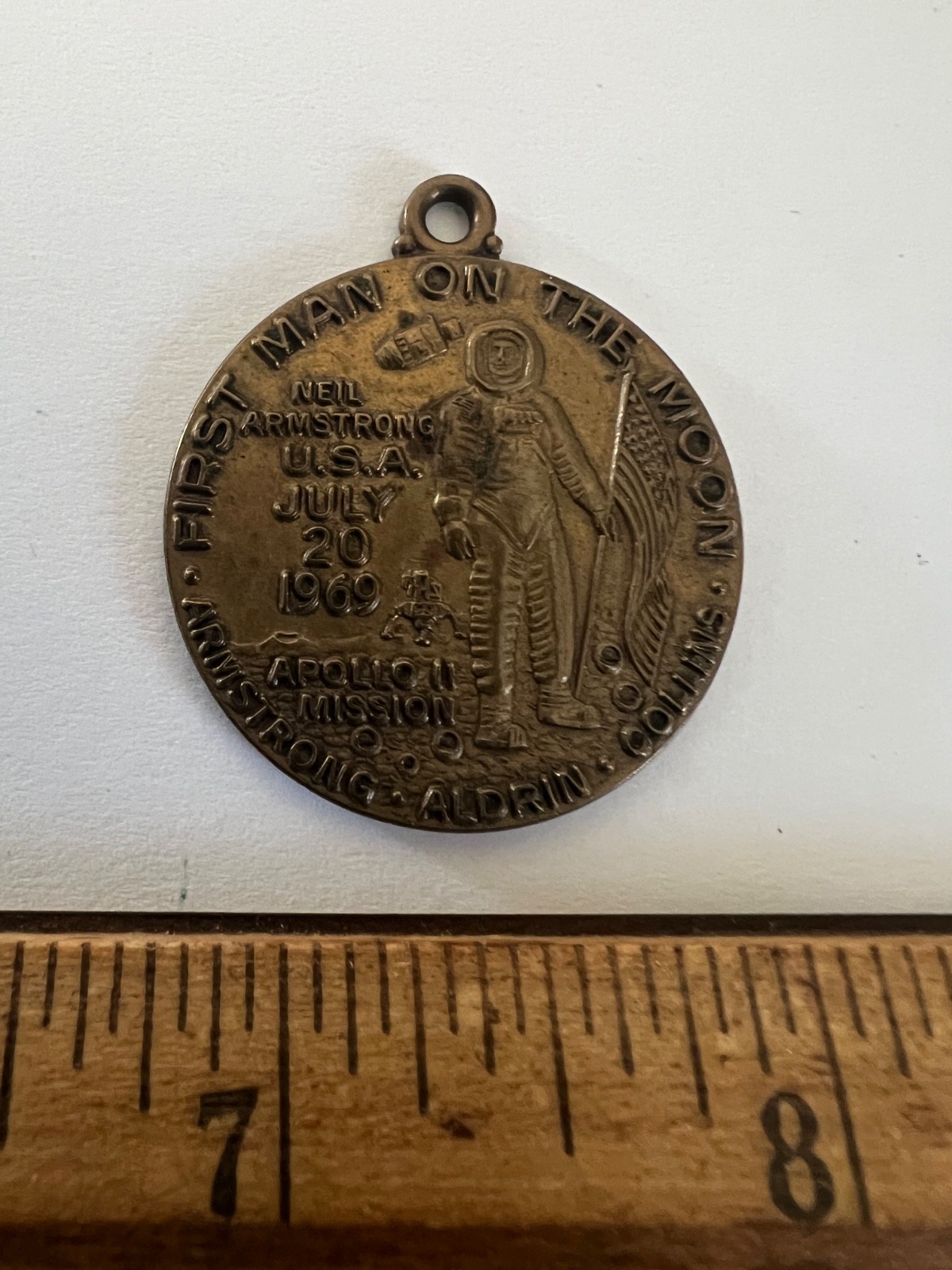 VINTAGE APOLLO 11 NEIL ARMSTRONG FIRST MAN ON THE MOON PENDANT