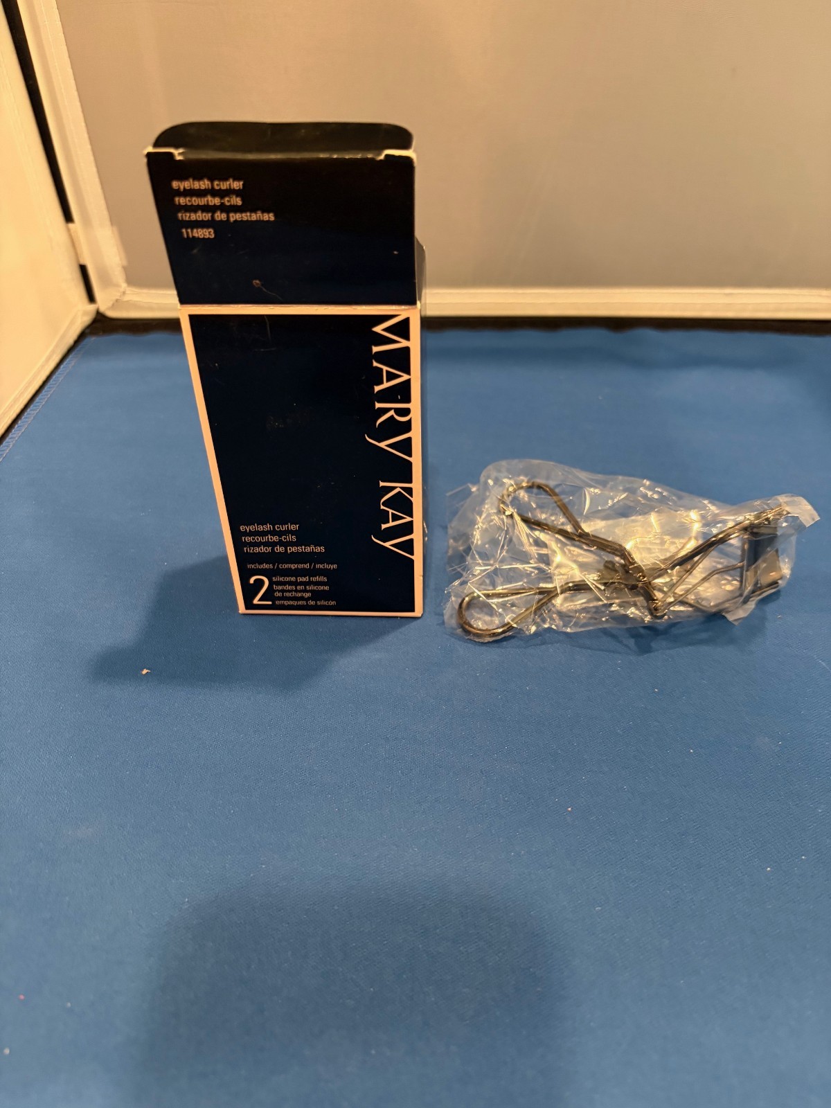 MARY KAY EYELASH CURLER WITH 2 SILICONE PAD REFILLS~NEW
