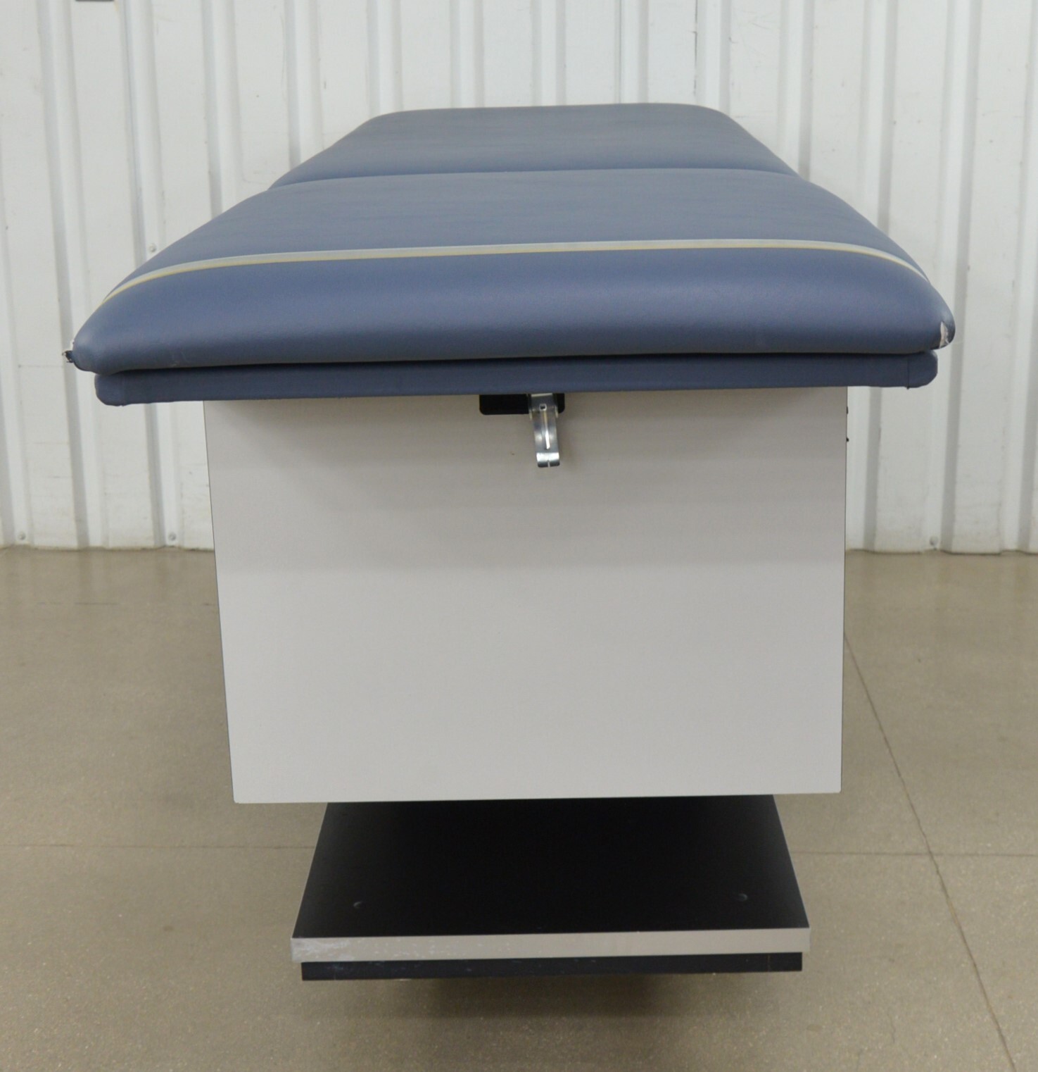 Hausmann Industries 4746 Powermatic 27"x76" Treatment Table