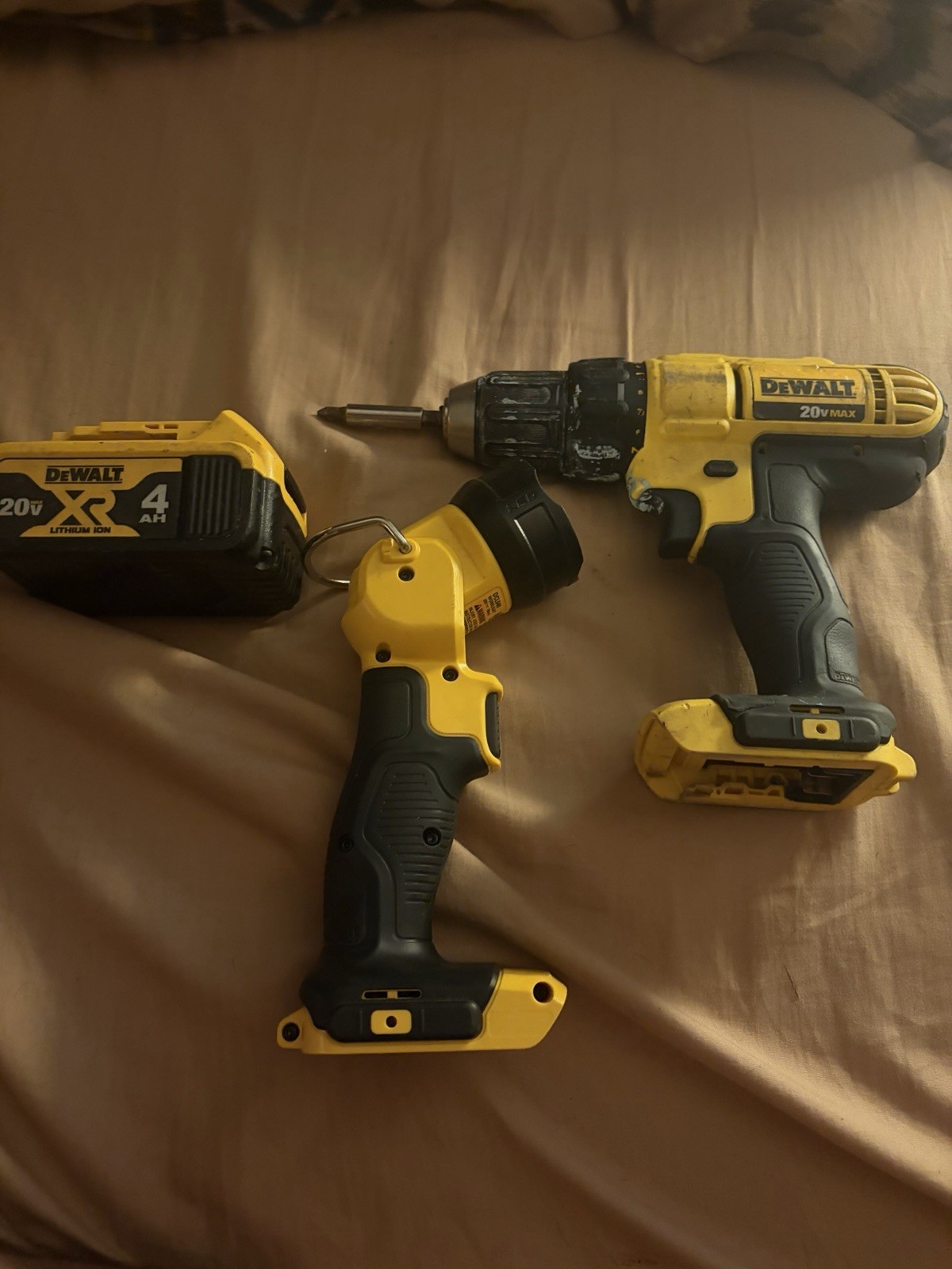 DEWALT DCD771 20V MAX Drill/Driver w/ 4Ah Li-Ion Battery & Work Light