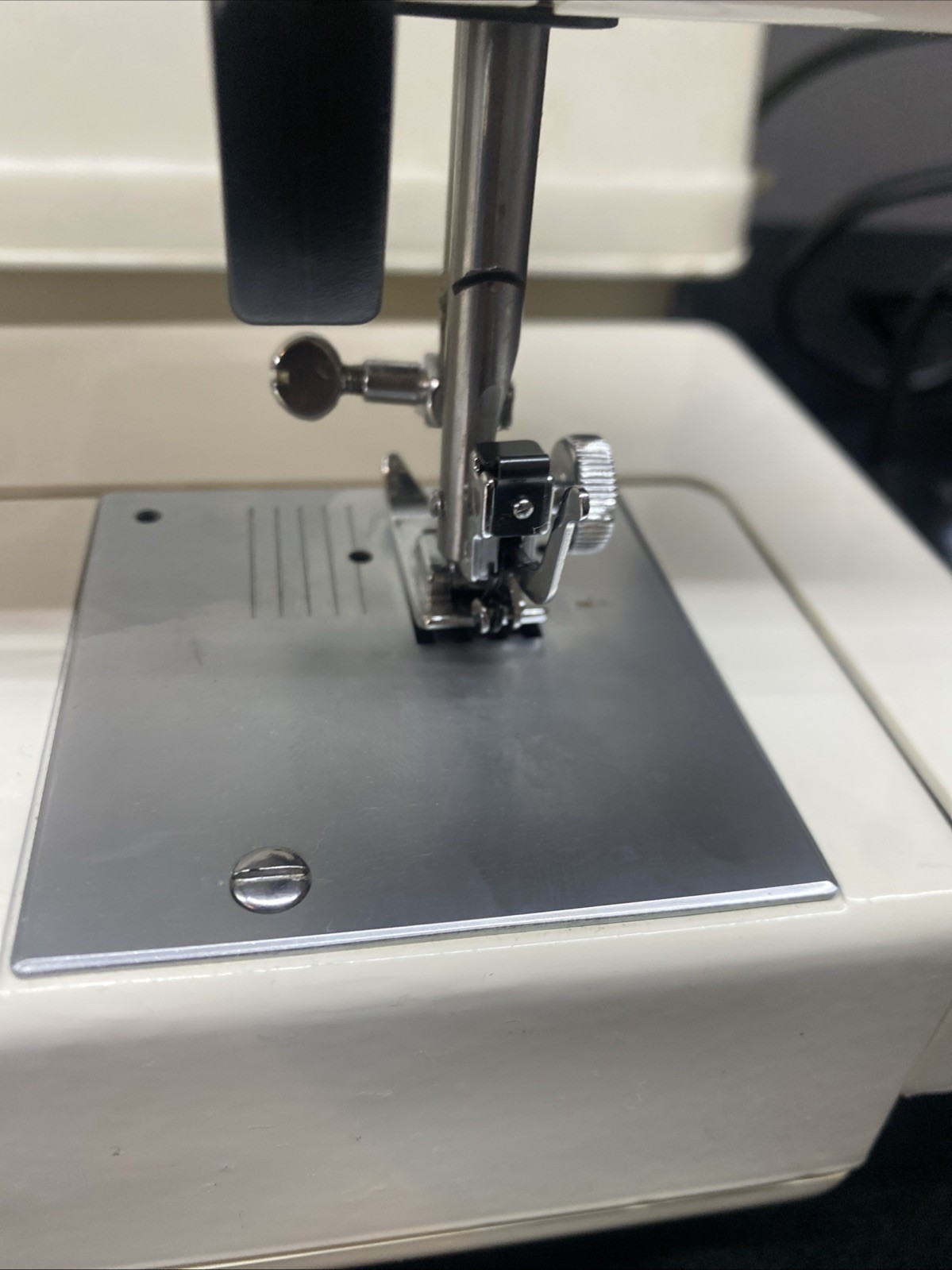 NECCHI 3537 SEWING MACHINE w/Foot Pedal Case Manual And Extra