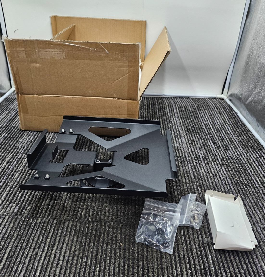 Heavy Duty Mounting Bracket For TV or Monitor, Black MB5004NEW, 9VP1092668