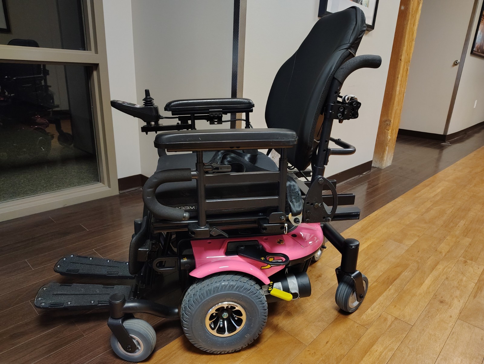 Quantum J6 Mid Wheel Drive Power Wheelchair Compact Rehab Seat Free US Shipping