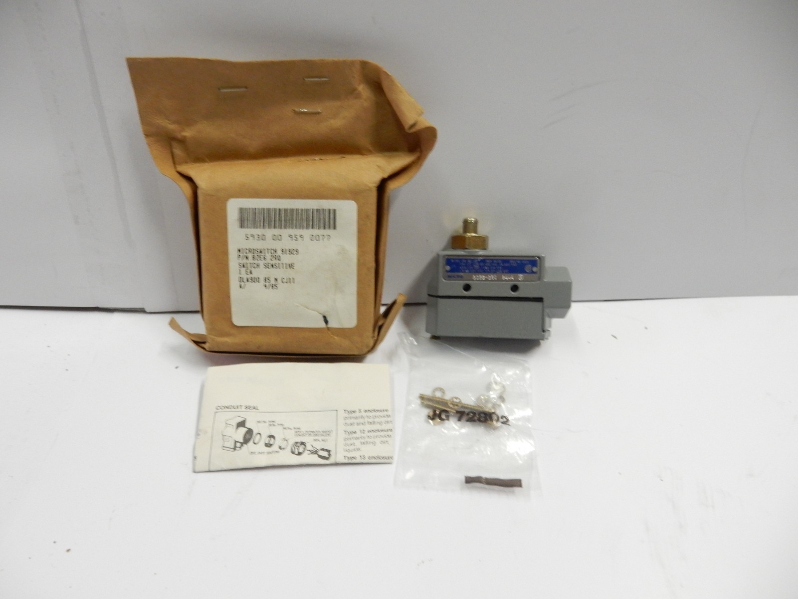 HONEYWELL MICRO SWITCH BZE6-2RQ SENSITIVE SWITCH 5930-00-959-0077