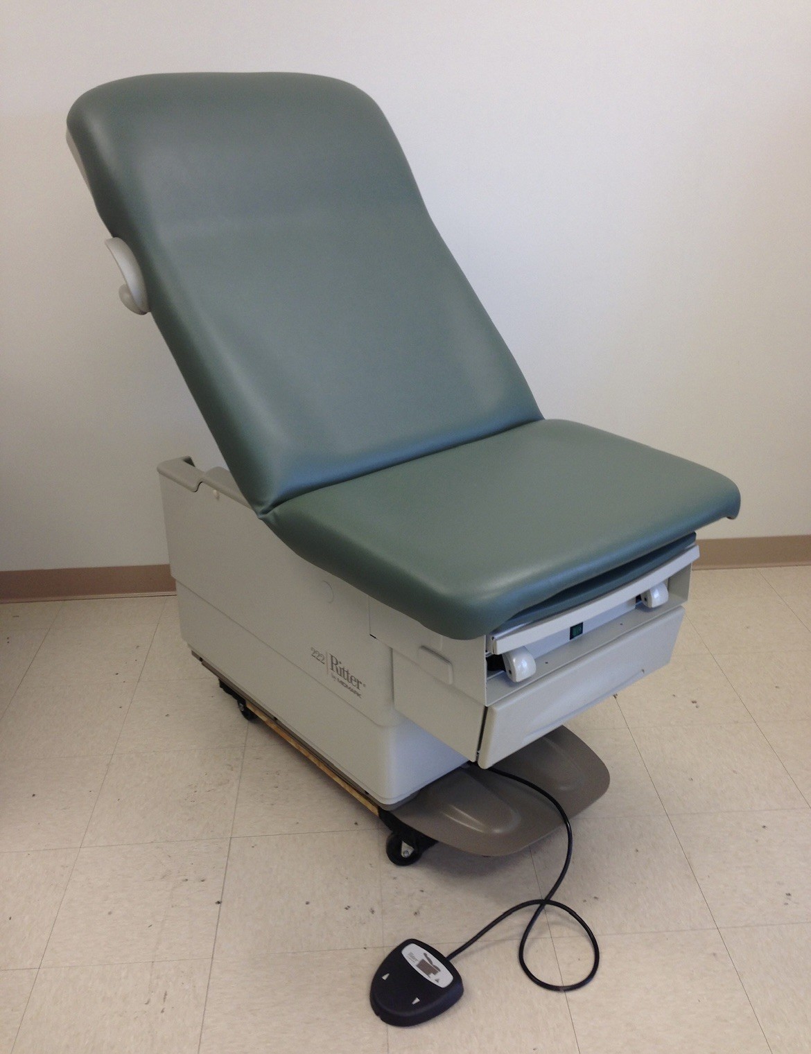 Pre-Owned Ritter 222 Power Hi-Low Exam Table Foot Control New Upholstery