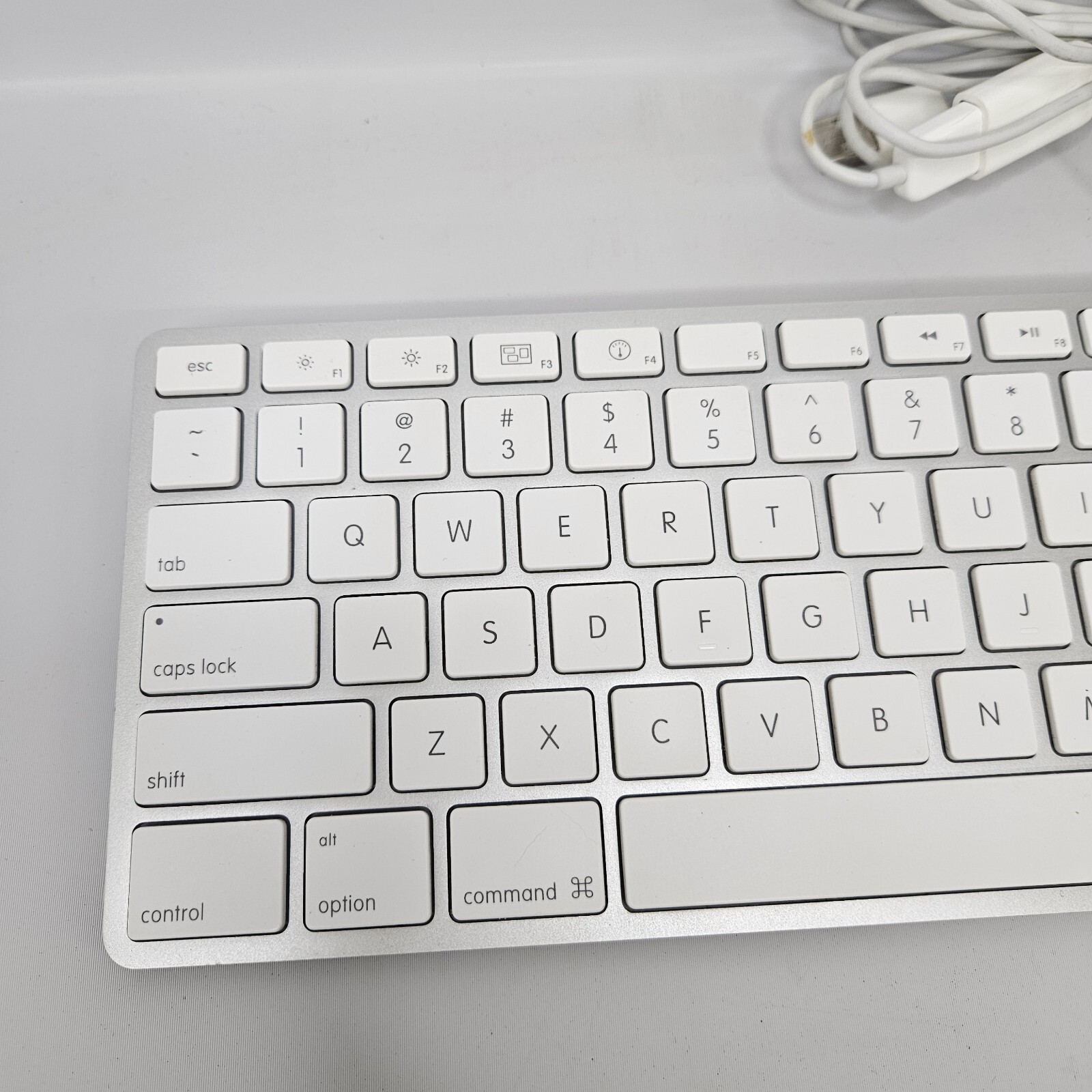 Apple A1243 Wired Mac Standard USB Keyboard w/ Numeric Keypad White EUC Tested