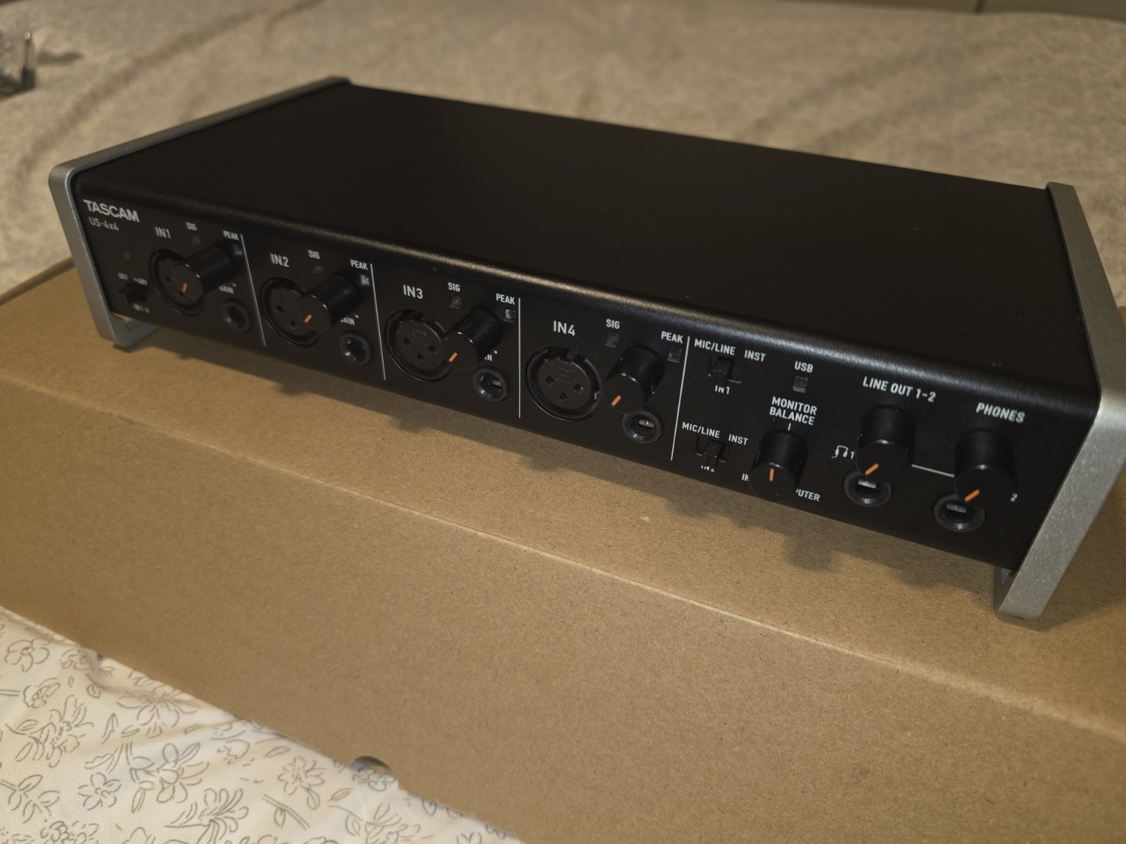 TASCAM US-4x4 USB Audio/MIDI Interface 4x4 24-bit/96kHz Phantom Cubase LE