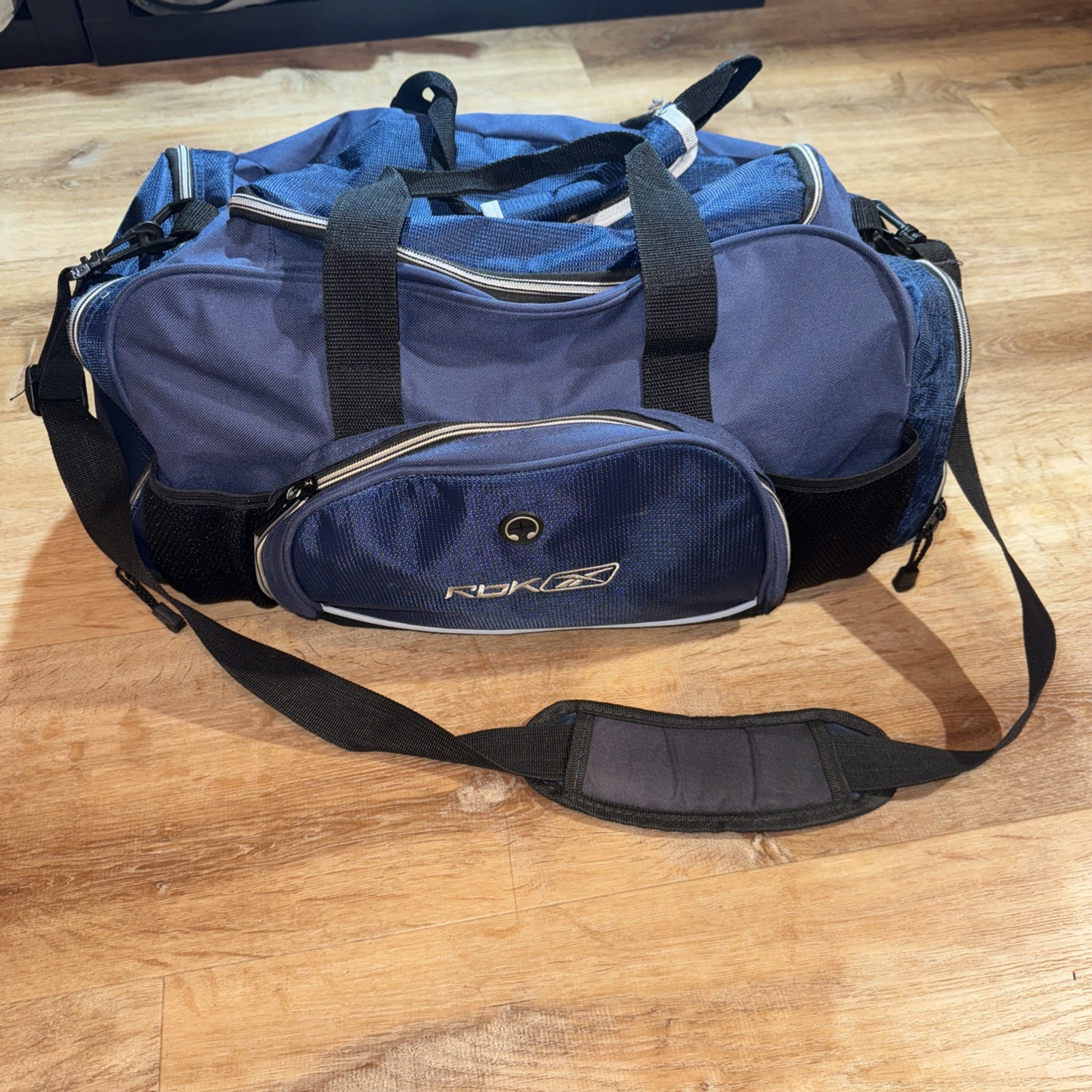 Reebok Sports Gym/sports Bag Dark Blue Duffel Bag With Strap Expandable Baseball