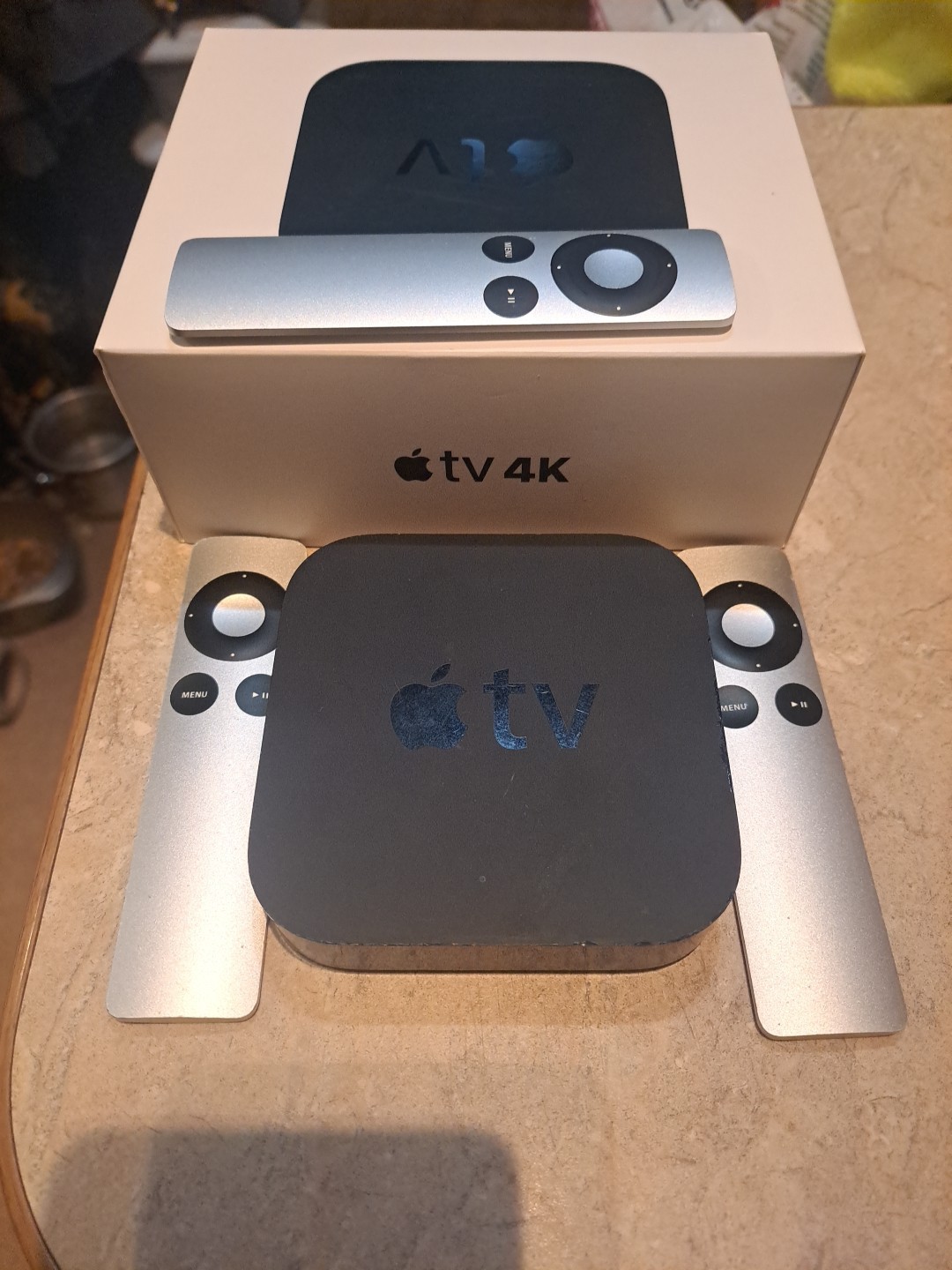 Apple TV  (3rd Generation) HD Media Streamer - A1469.-- Bundle - 3 Remotes