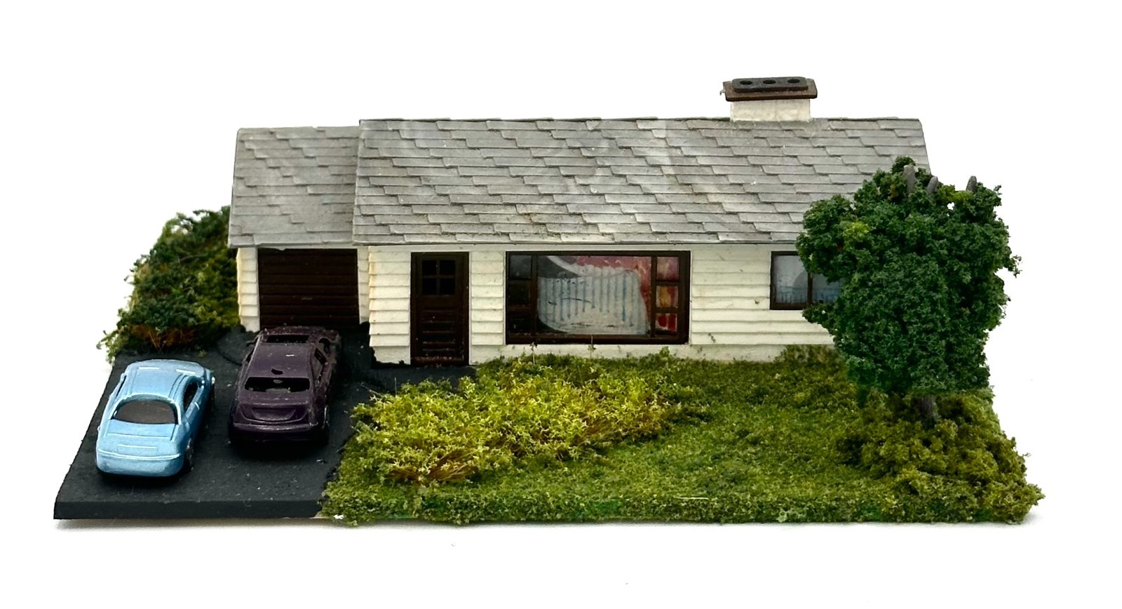 N Scale Single Story Ranch Style House Custom Painted  Landscaped Yard  Lighted