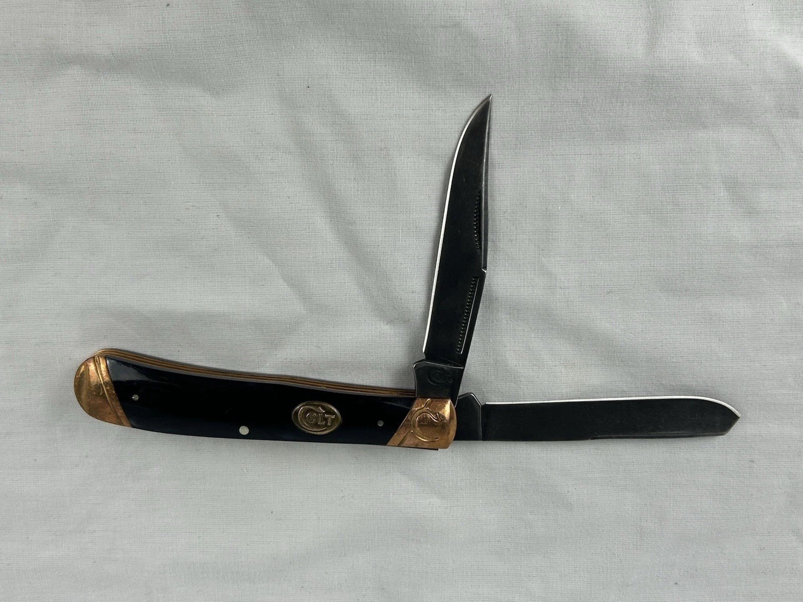 COLT CT661 COPPER BOLSTER TRAPPER POCKET KNIFE 2 FOLDING BLADES BLACK HANDLES