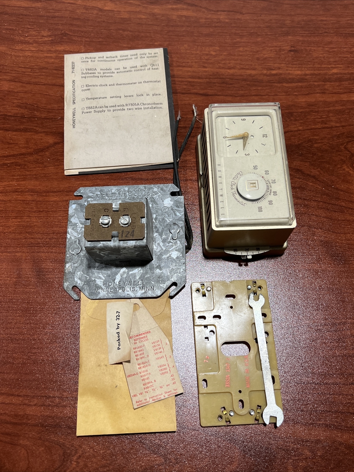Honeywell Automatic Saver Thermostat T882A 1013 - Vintage Original in Box