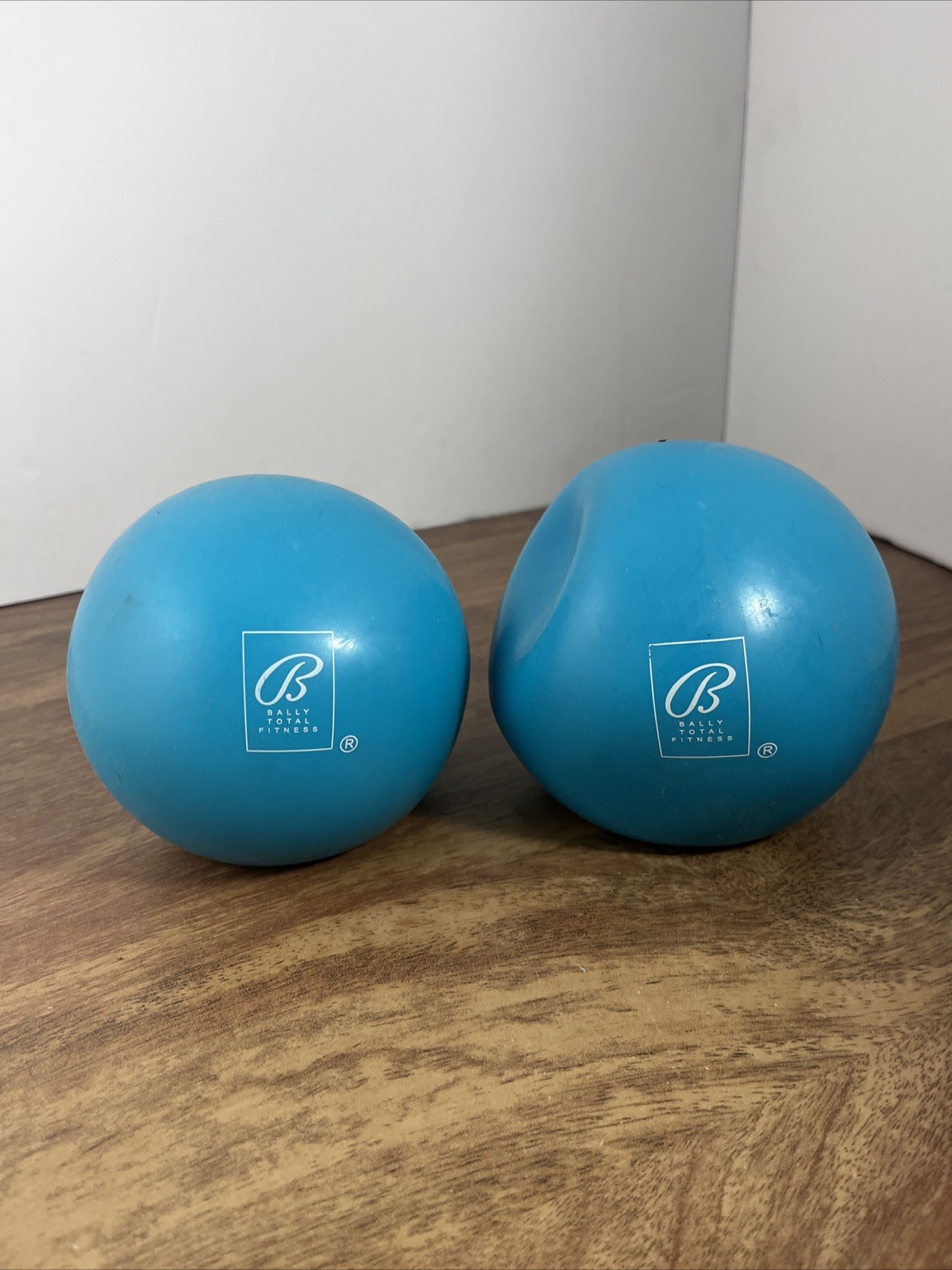 Bally Total Fitness weighted hand gym workout balls 2lbs Ea Blue