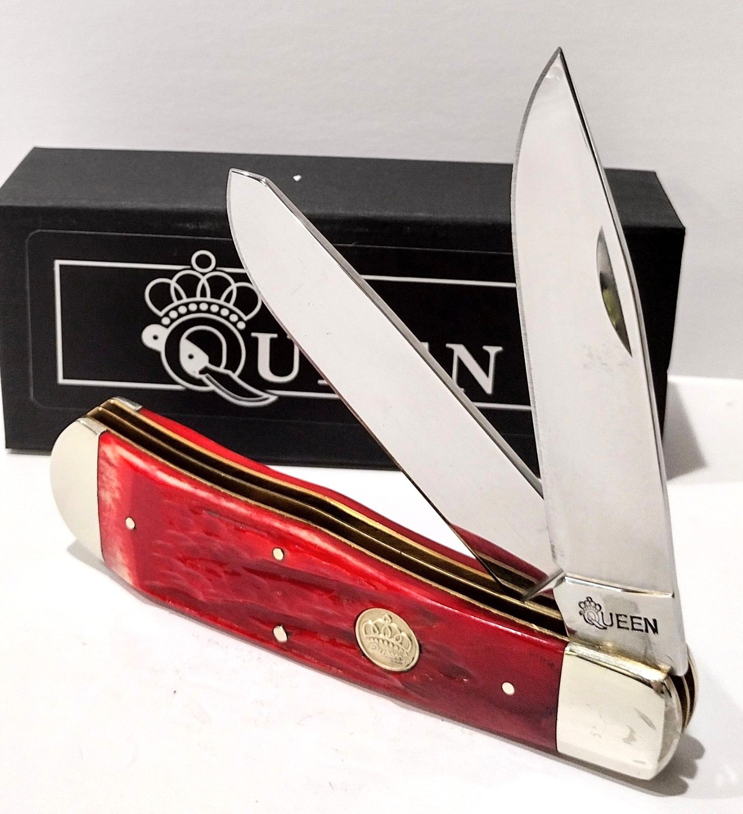 Queen USA Big Boy 1065 Carbon Steel 2 Blade Trapper Red Jigged Bone Pocket Knife
