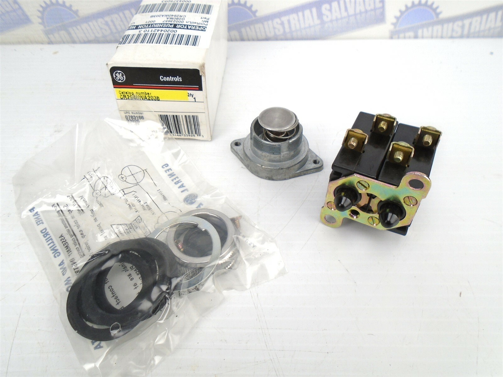 GE - Oil Tight CR2940WA2063B - 3 Position PUSH SELECTOR SWITCH - 2NO-2NC - (NEW)