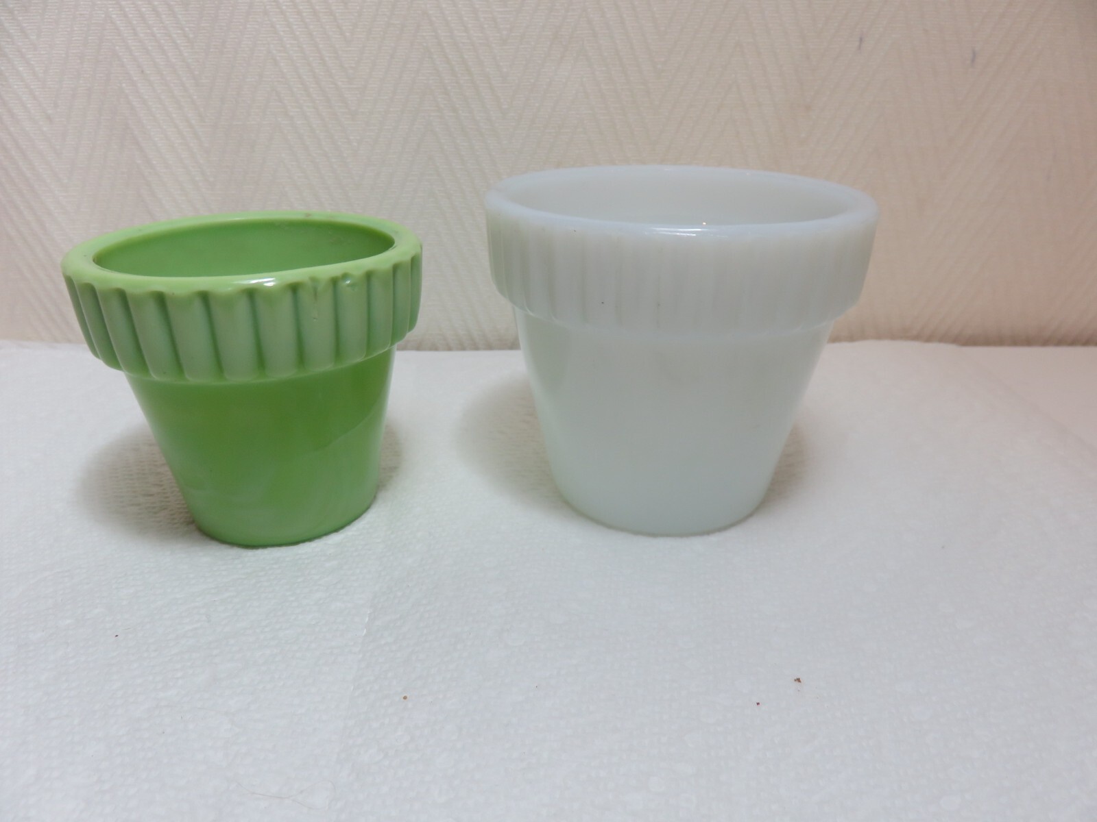2 Vintage Braun and Corwin ? akro agate slag glass mini planters USA