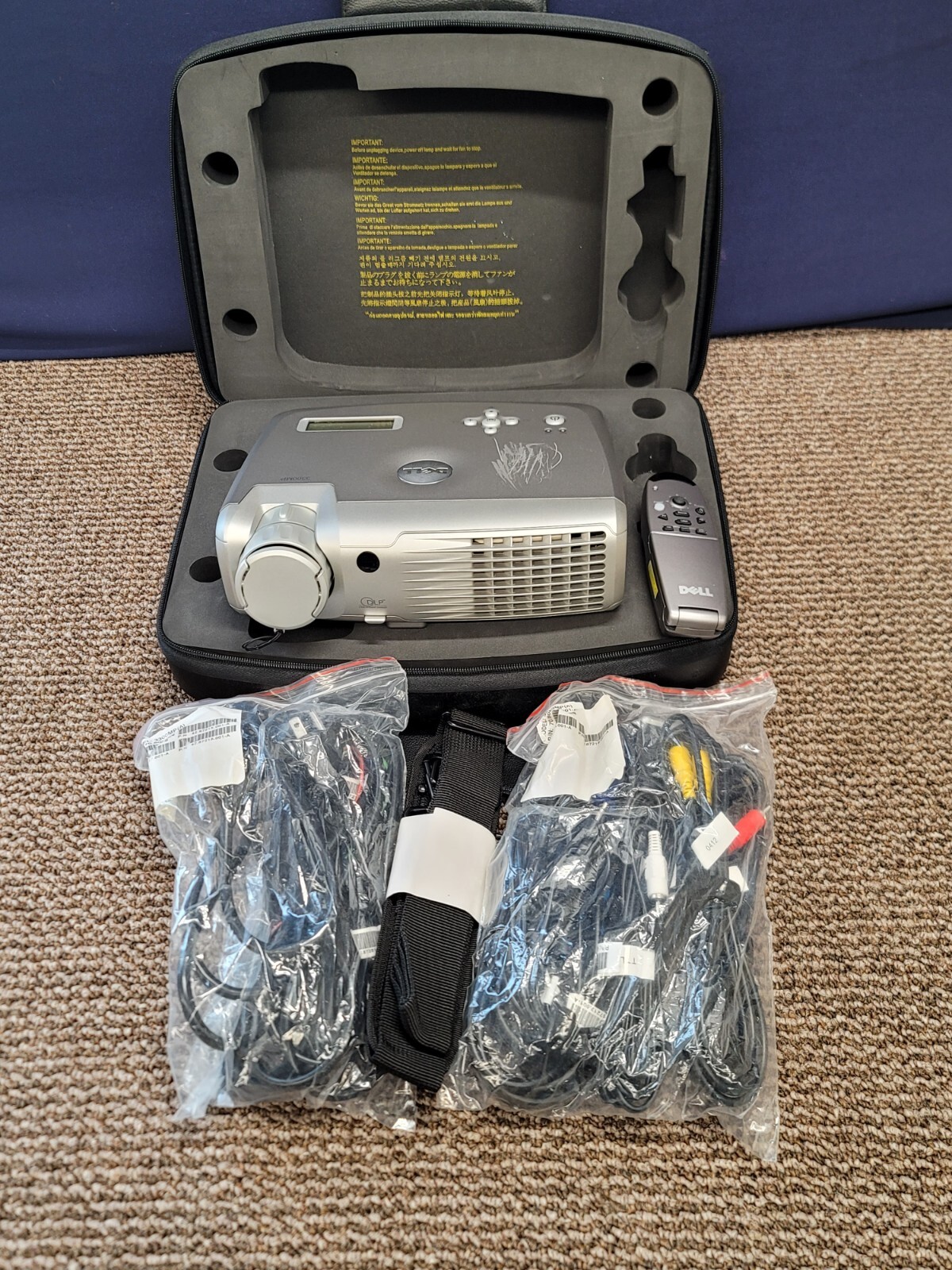 Dell 3300MP DLP Projector Portable Desktop Conference Presentation Remote Laser