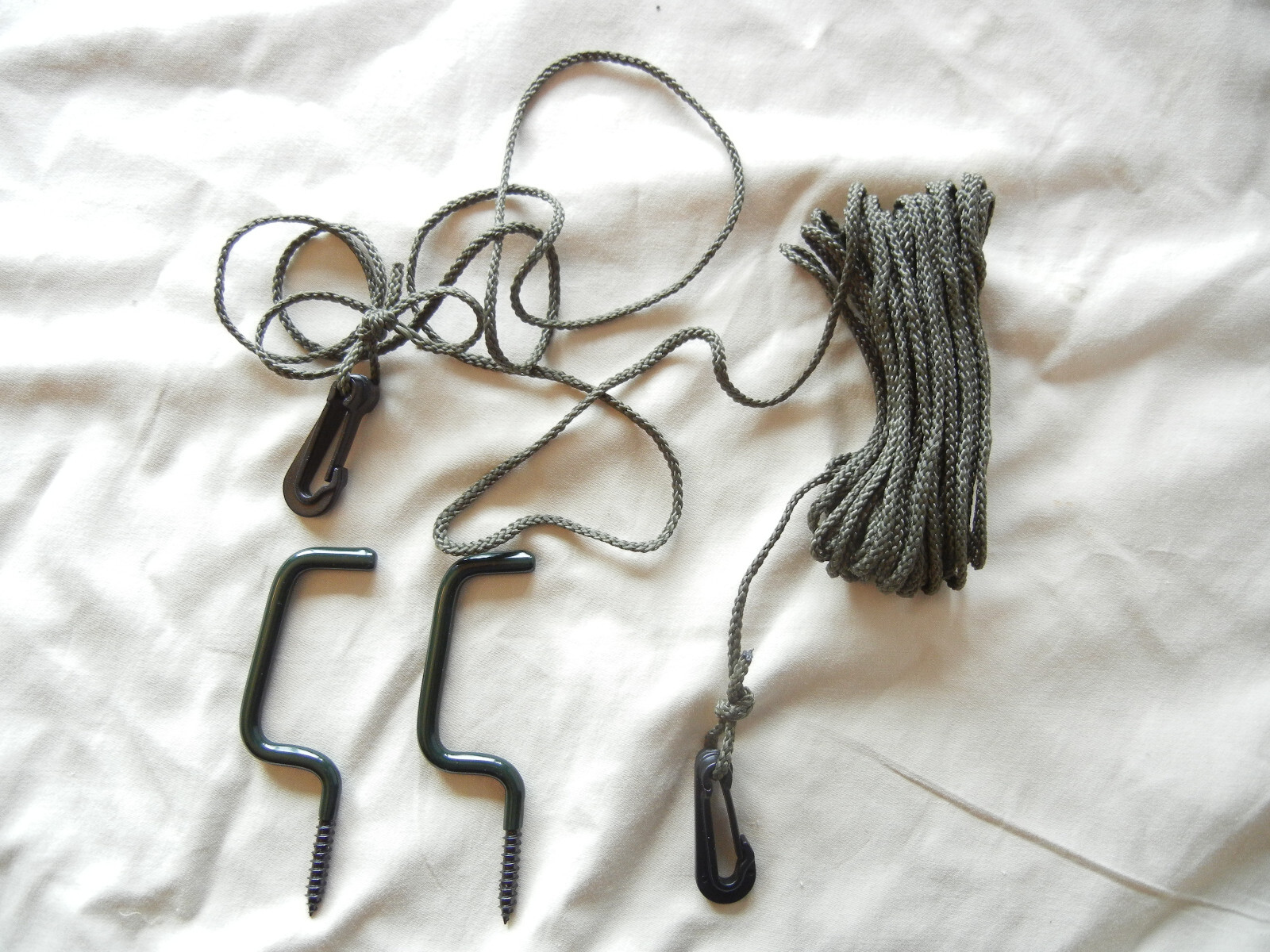 Black Screw-in Tree Stand Bow Hanger with Para Cord & Hook Snaps