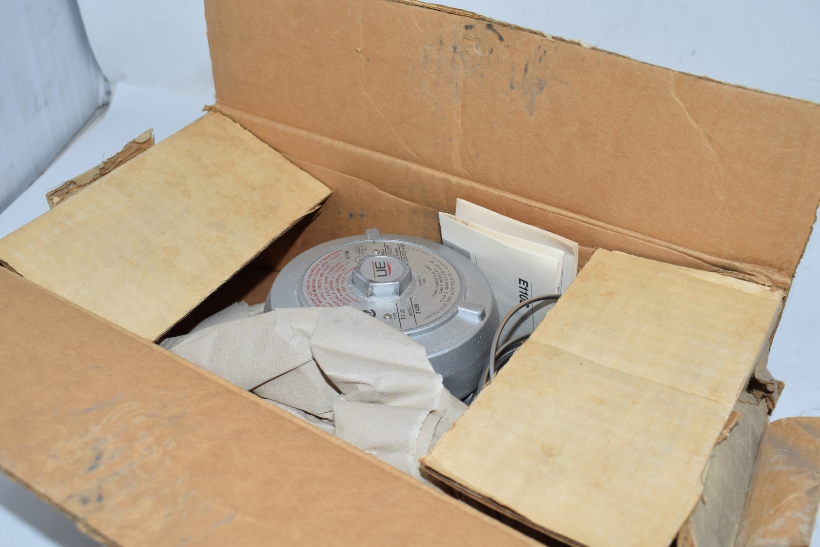 NEW United Electric Controls Temperature Controller 25-325F E1107439