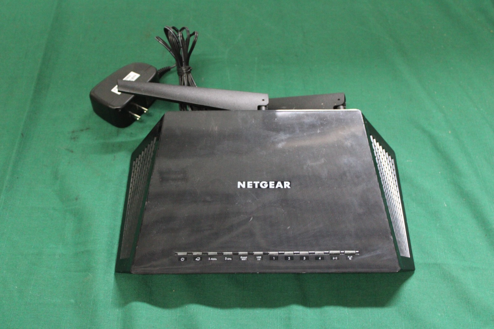 Netgear Nighthawk AC1750 Smart Wi-Fi Wireless Router Model R6700v2