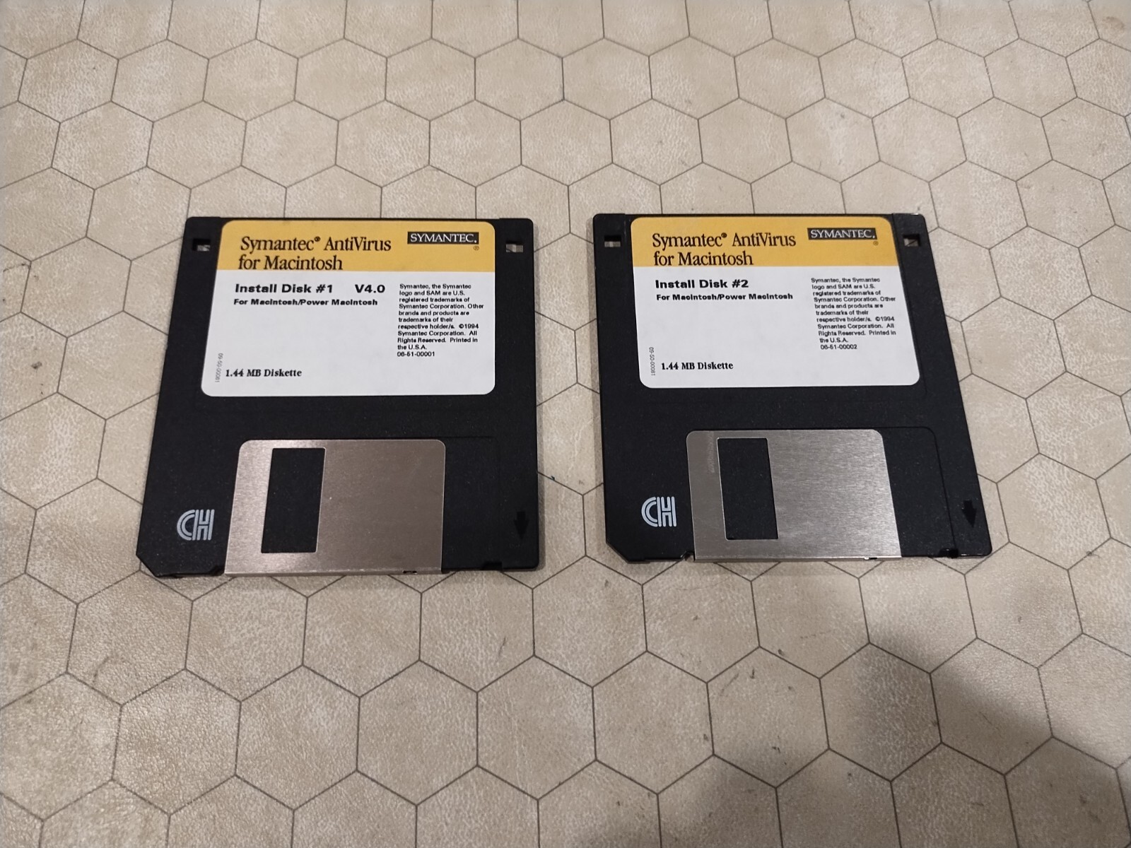 Apple Macintosh Symantec AntiVirus 4.0, 3.5" floppy disks, 1994