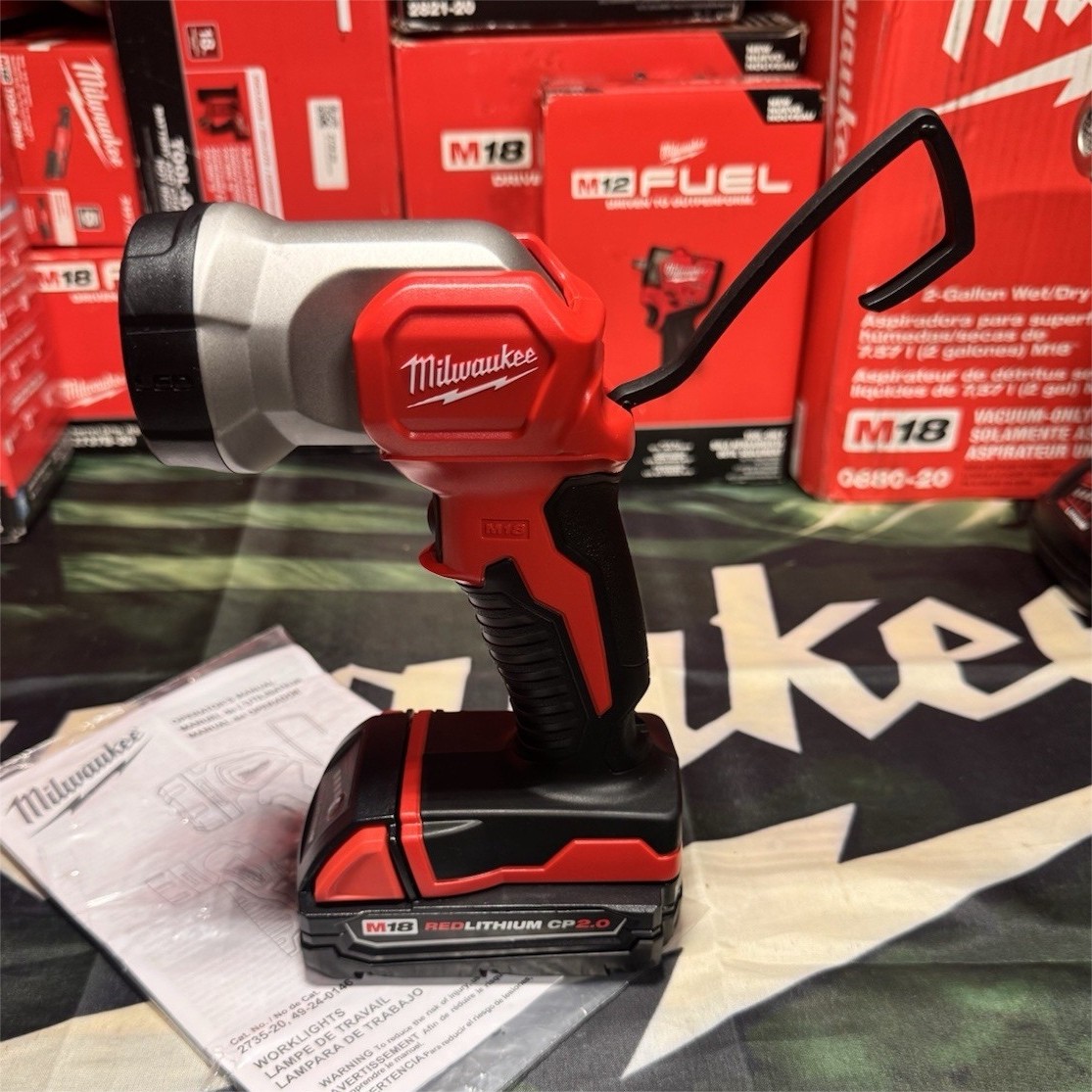 Milwaukee M18 LED Worklight 2735-20 w/ REDLITHIUM CP2.0 Battery 48-11-1820