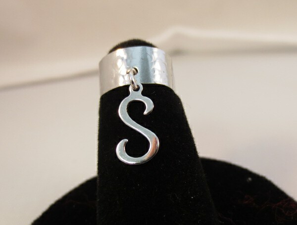 14KT WHITE  GOLD EP  DANGLE INITIAL S TOE RING IN A HAMMERED RING