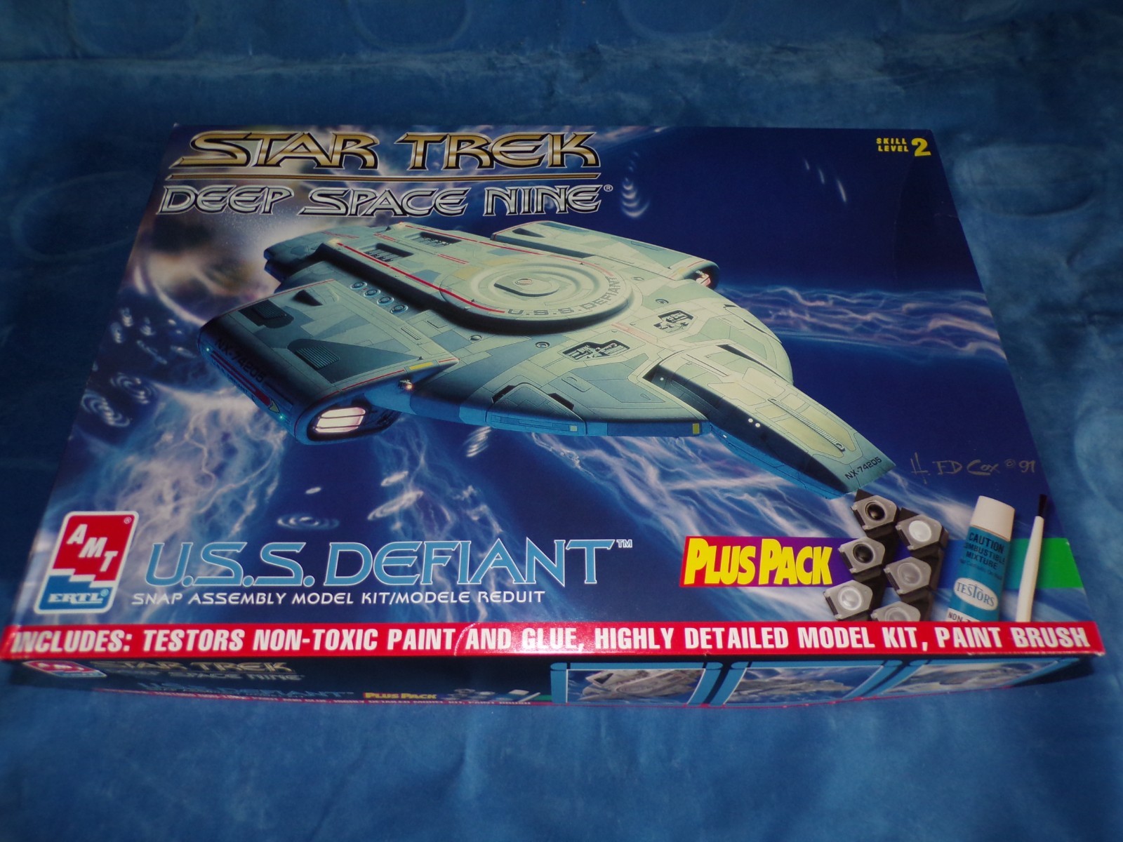Star Trek Deep Space Nine USS Defiant Starship Plus Pack paint & glue NIOB 1997