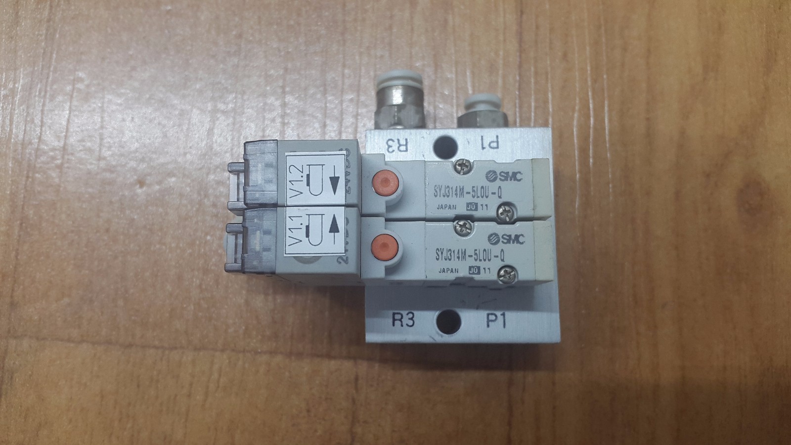 SMC Z-4472 Manifold Block Z-4472 w /2x SYJ314M-5LOU-Q, USED