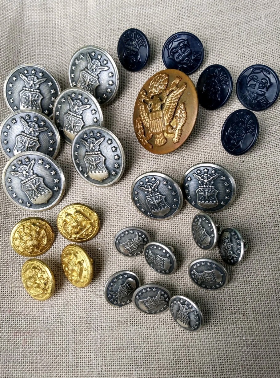 Vintage Lot Of  25 USA Military Buttons - Air Force & Navy + WW2 Hat Badge