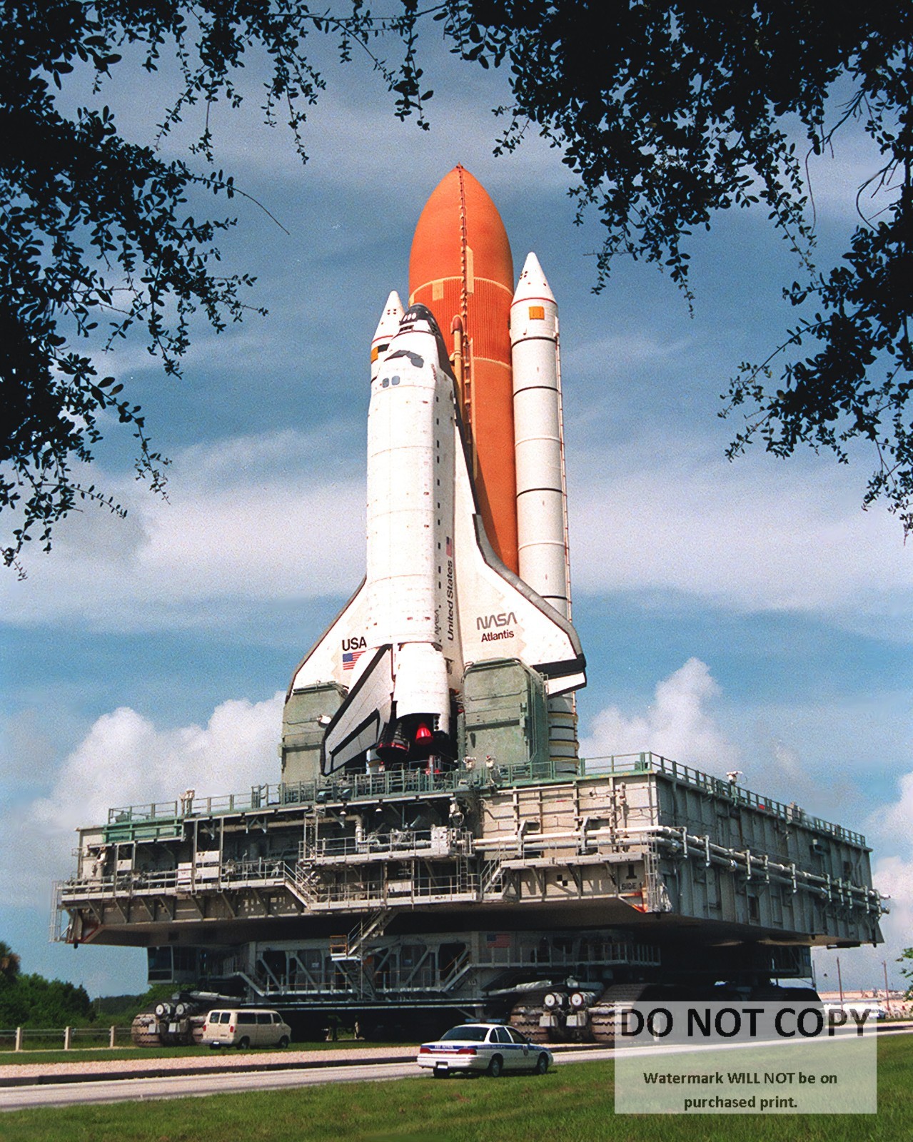 SPACE SHUTTLE ATLANTIS ROLLS TO LAUNCH PAD FOR STS-79 - 8X10 NASA PHOTO (EP-413)