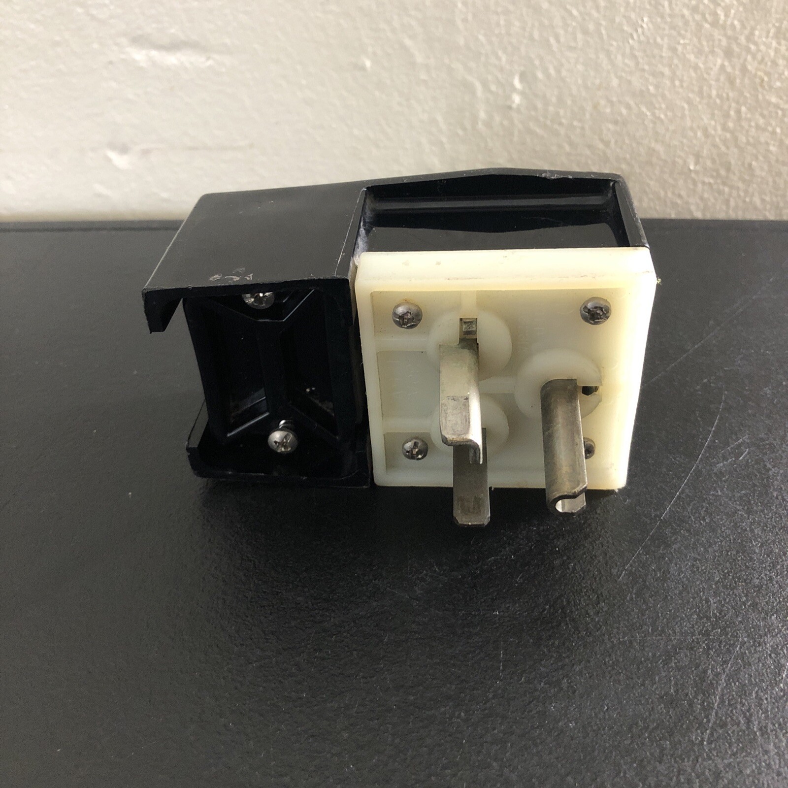 Hubbell P-5145 plug 2 pole 3 wire 30 amp 250 volt