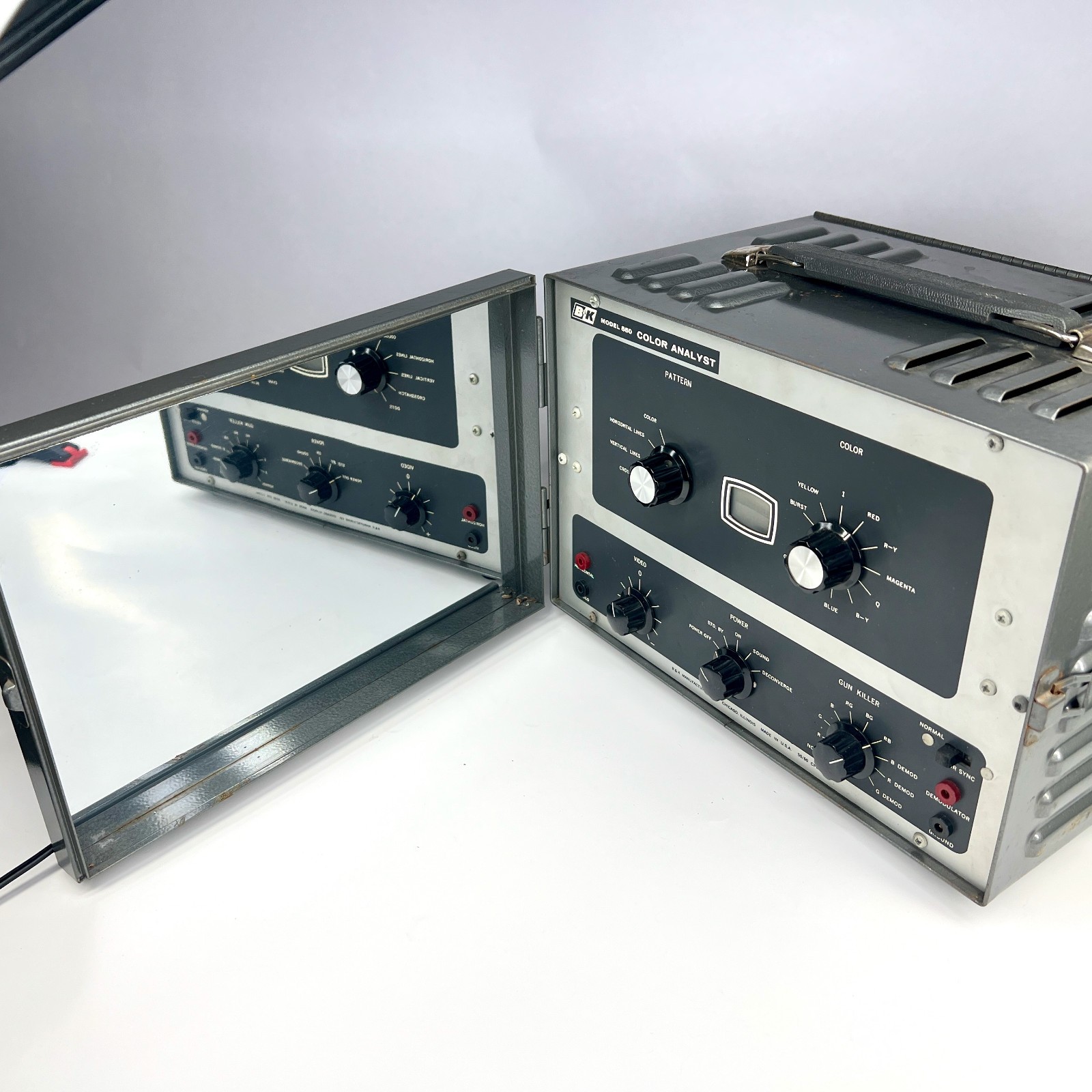 B&K Model 850 Color Analyst CRT TV Test Equipment - Powers On - READ BELOW