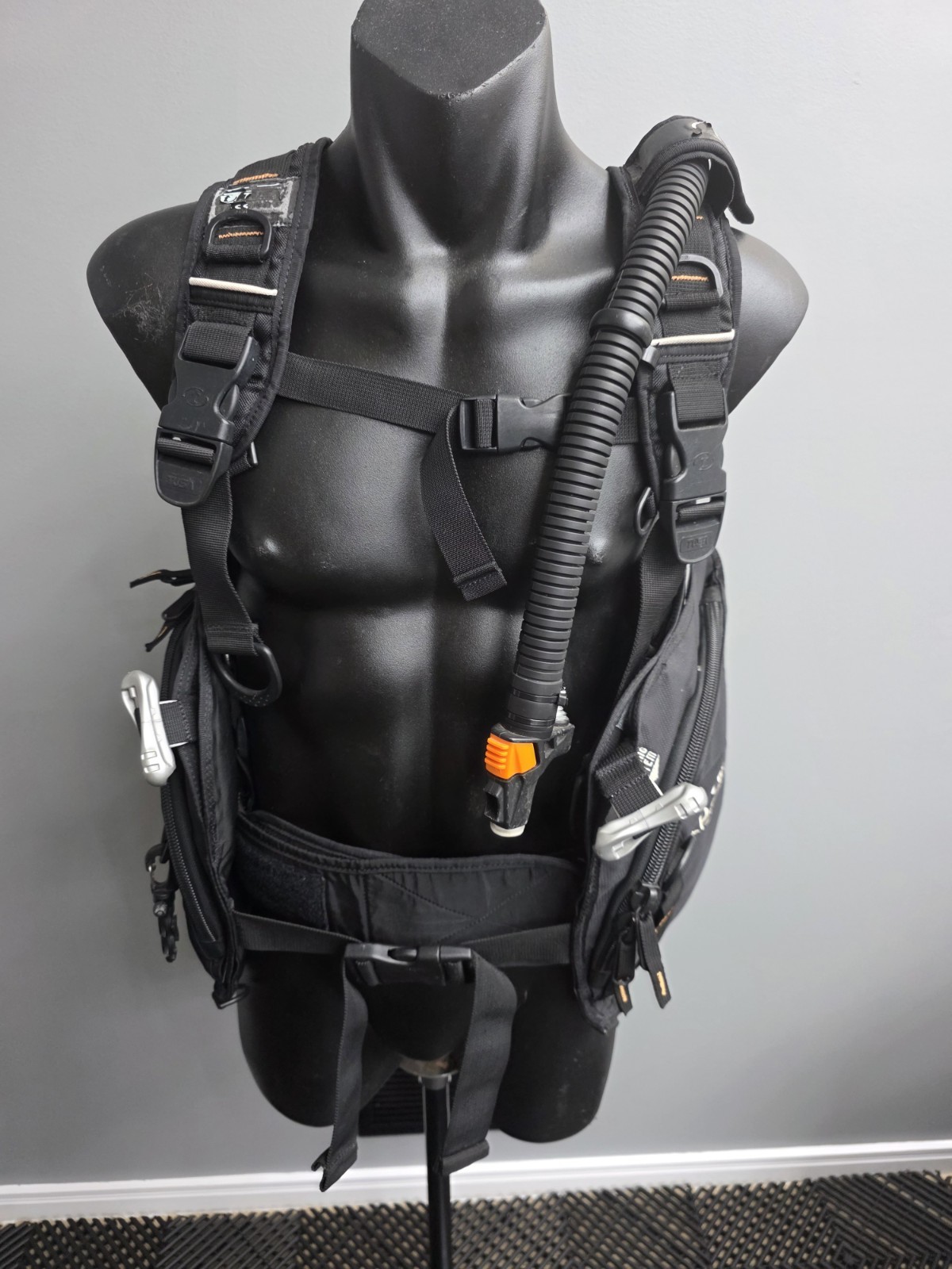 TUSA Passage BCJ-1650 Scuba Diving BCD - Size Medium - Lightweight Travel BC