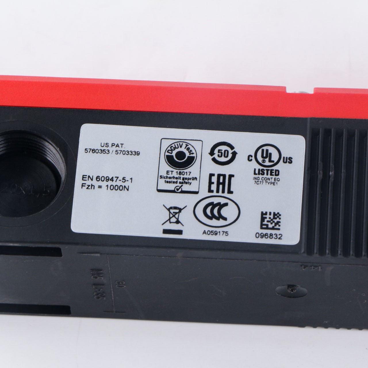 1PCS NEW Euchner TP3-2131A024M 084142 Safety Switch