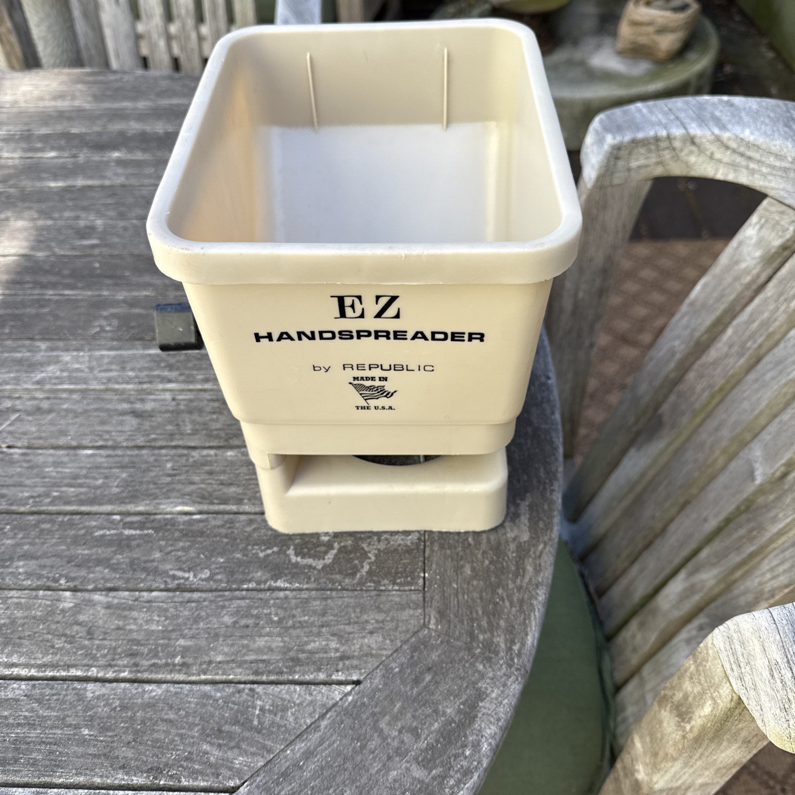 Republic EZ Crank Handheld Hand Spreader for Seed & Fertilizer