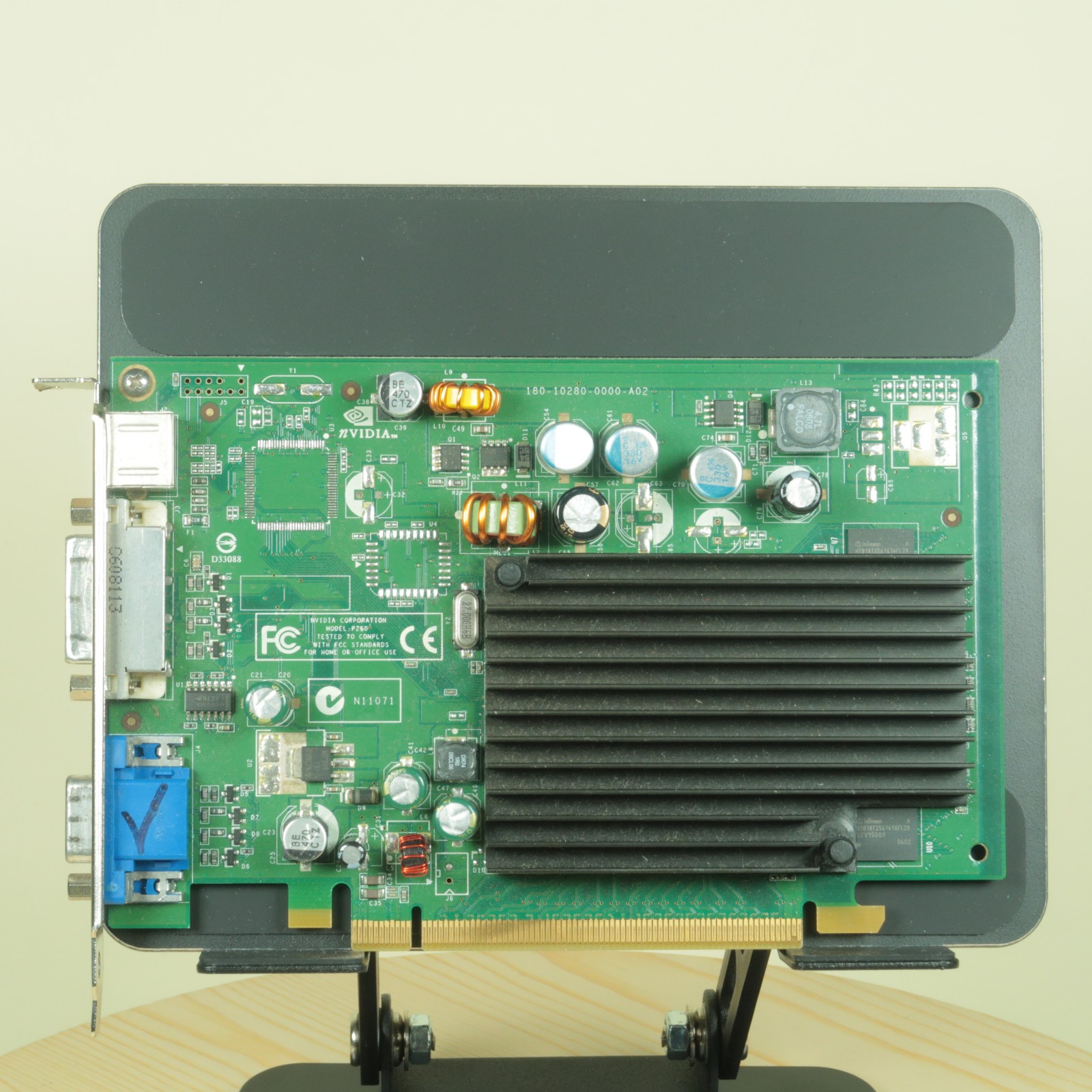Dell NVidia Geforce 7300 LE 128MB PCI-E VGA DVI S-Video 7 Pin Graphics Card P260