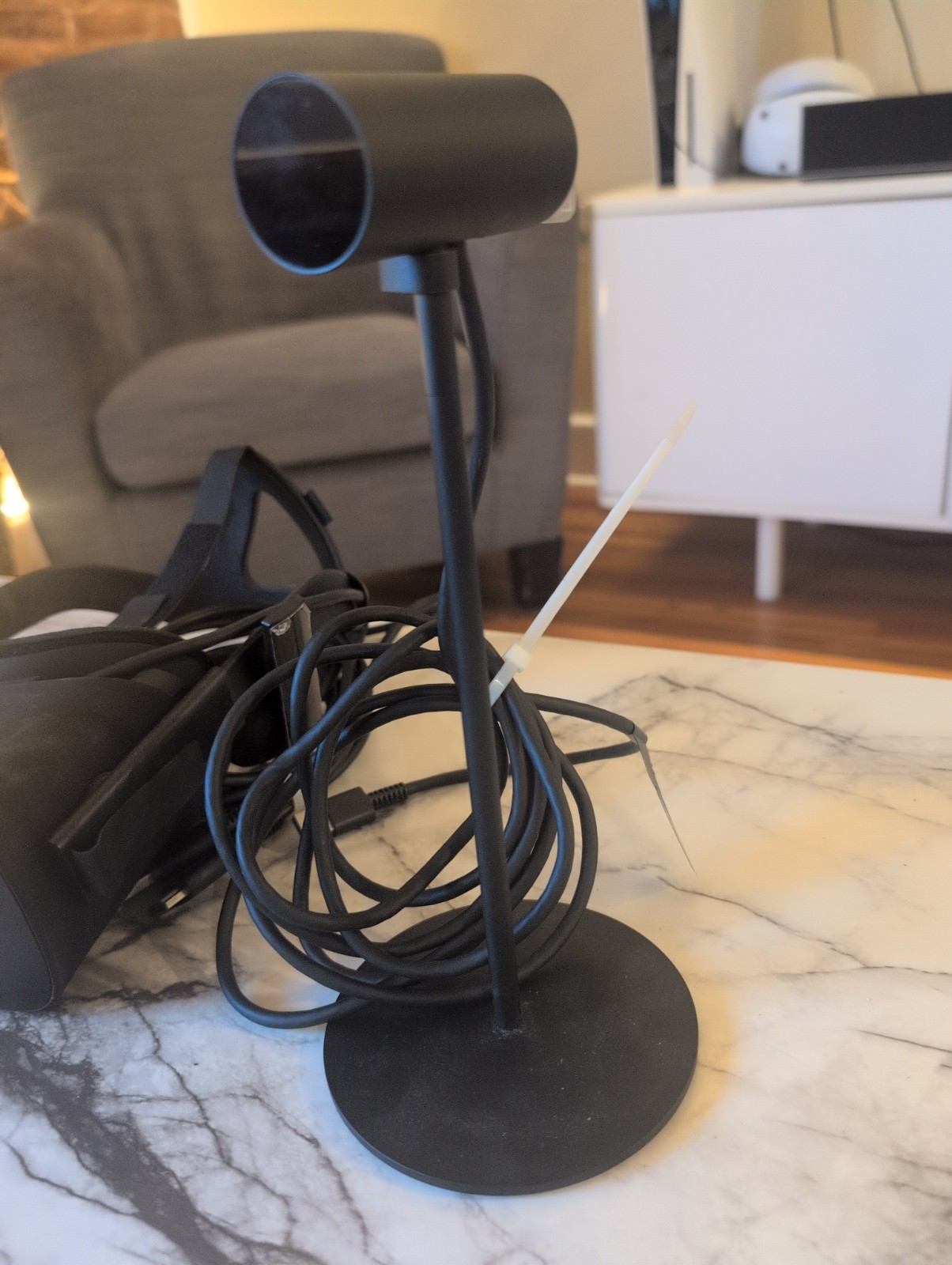 Oculus Rift CK1 PC-Powered VR Gaming Headset Wired With Controllers and sensors