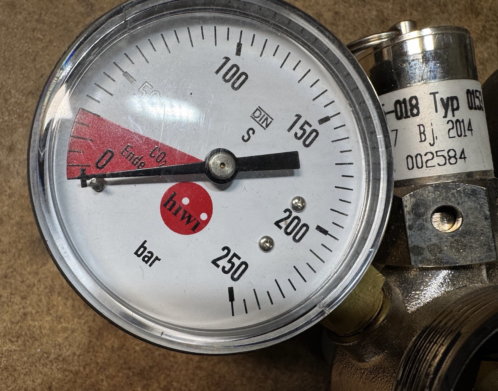 Hiwi pressure regulator standard 10 bar with content indicator