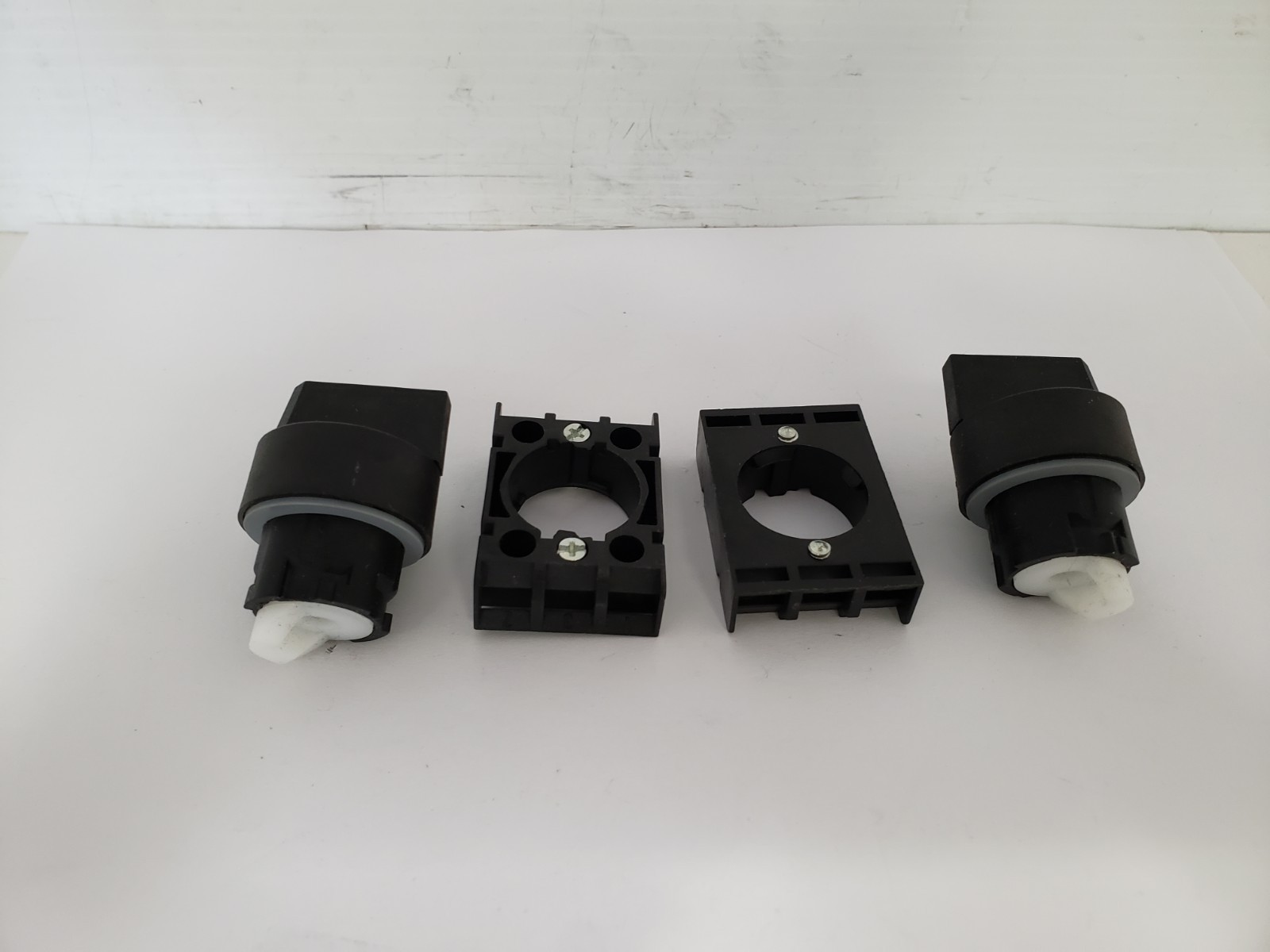 LOVATO 8LP2TS133 SELECTOR SWITCH 3 POSITION SPRING KNOB (LOT OF 2) NNB